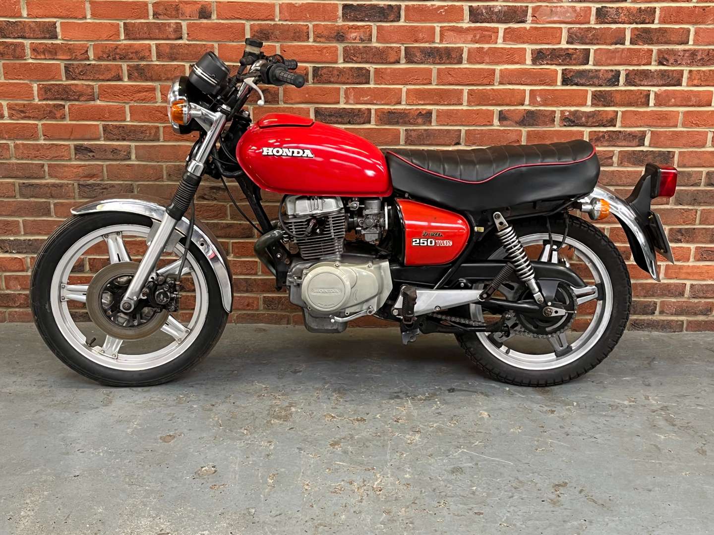 <p>1978 HONDA CB250T DREAM&nbsp;</p>