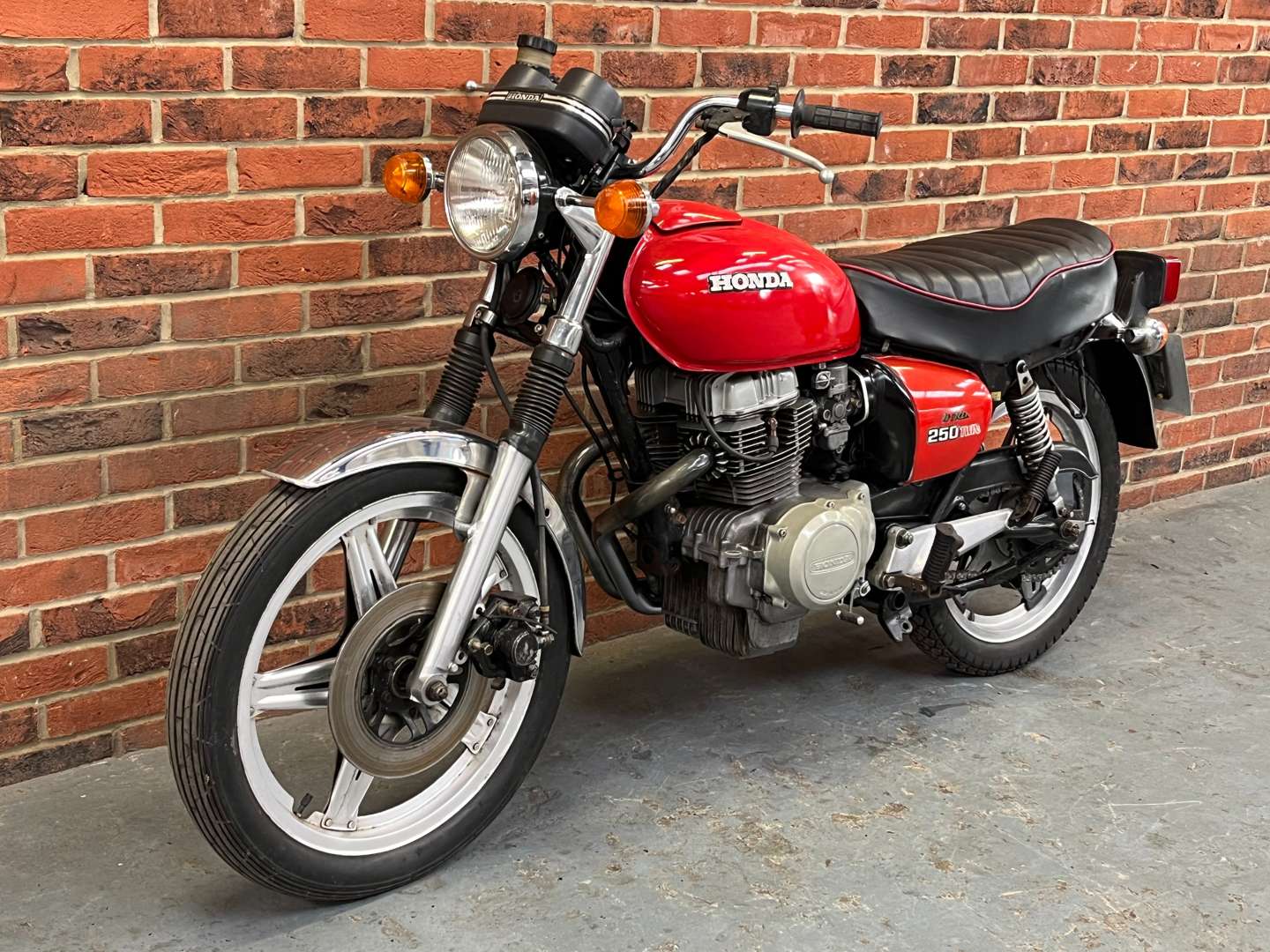 <p>1978 HONDA CB250T DREAM&nbsp;</p>