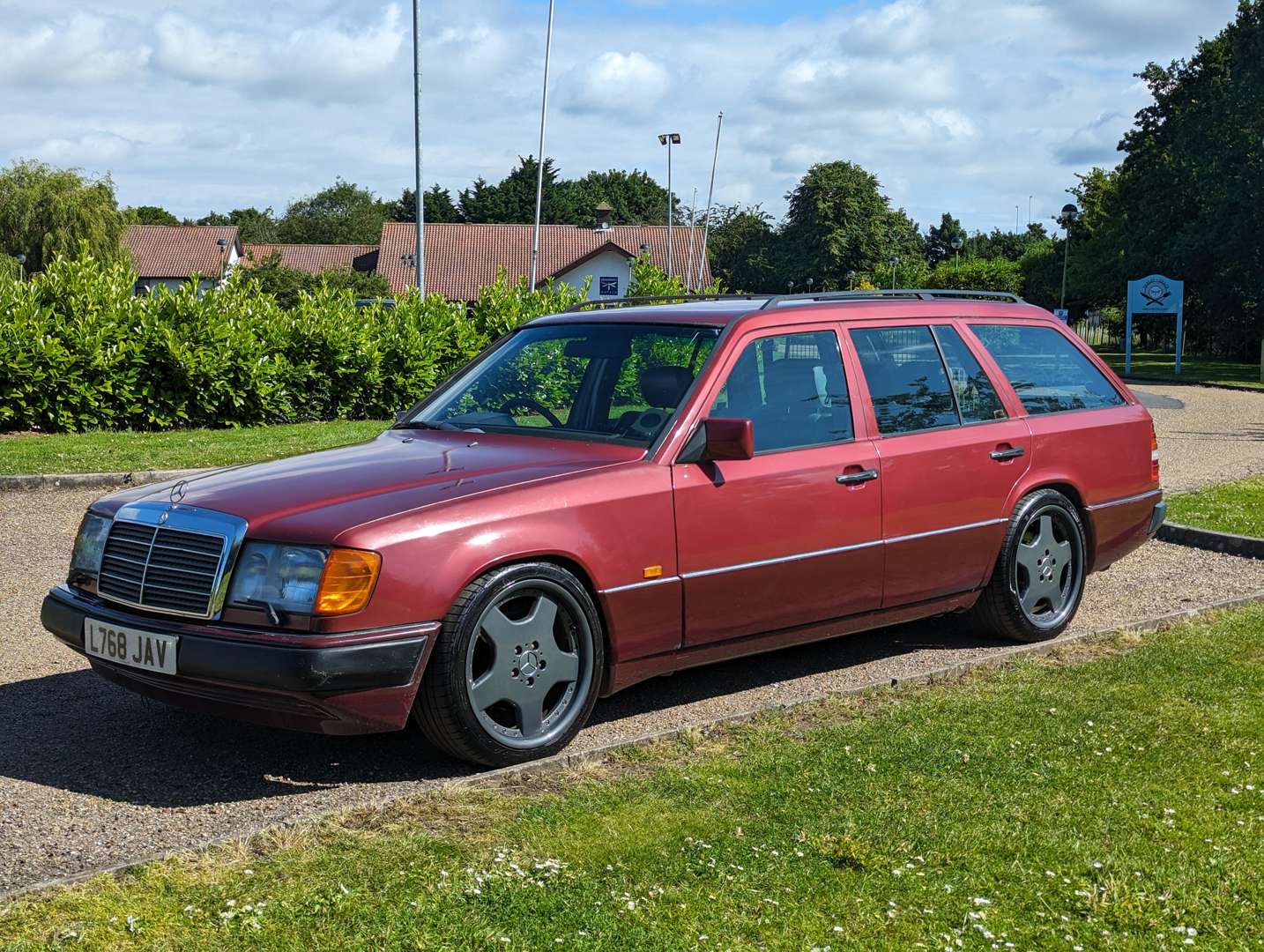 <p>1993 MERCEDES W124 320 TE ESTATE AUTO</p>