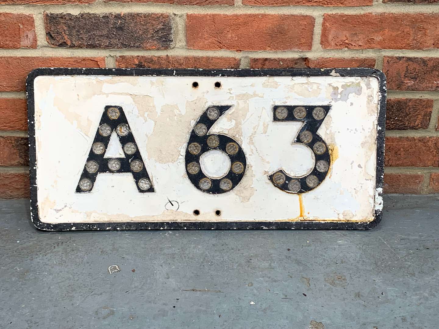 <p>A63 Cast Aluminium Road Sign With Reflectors&nbsp;</p>
