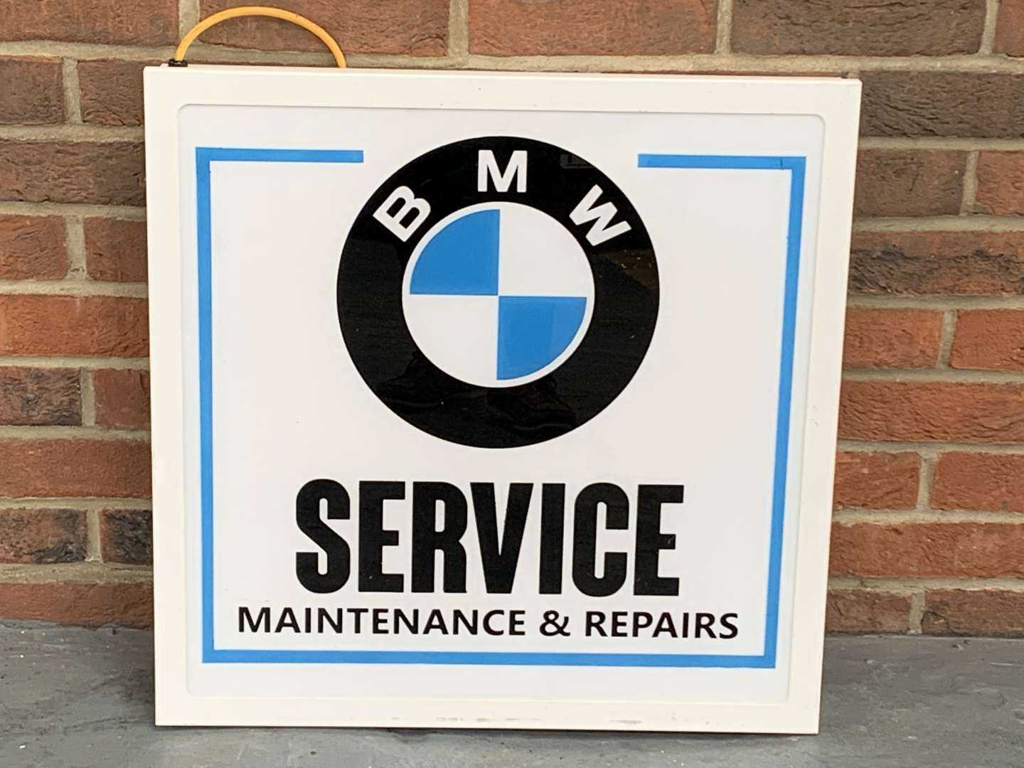 <p>BMW Service Made Light Box</p>
