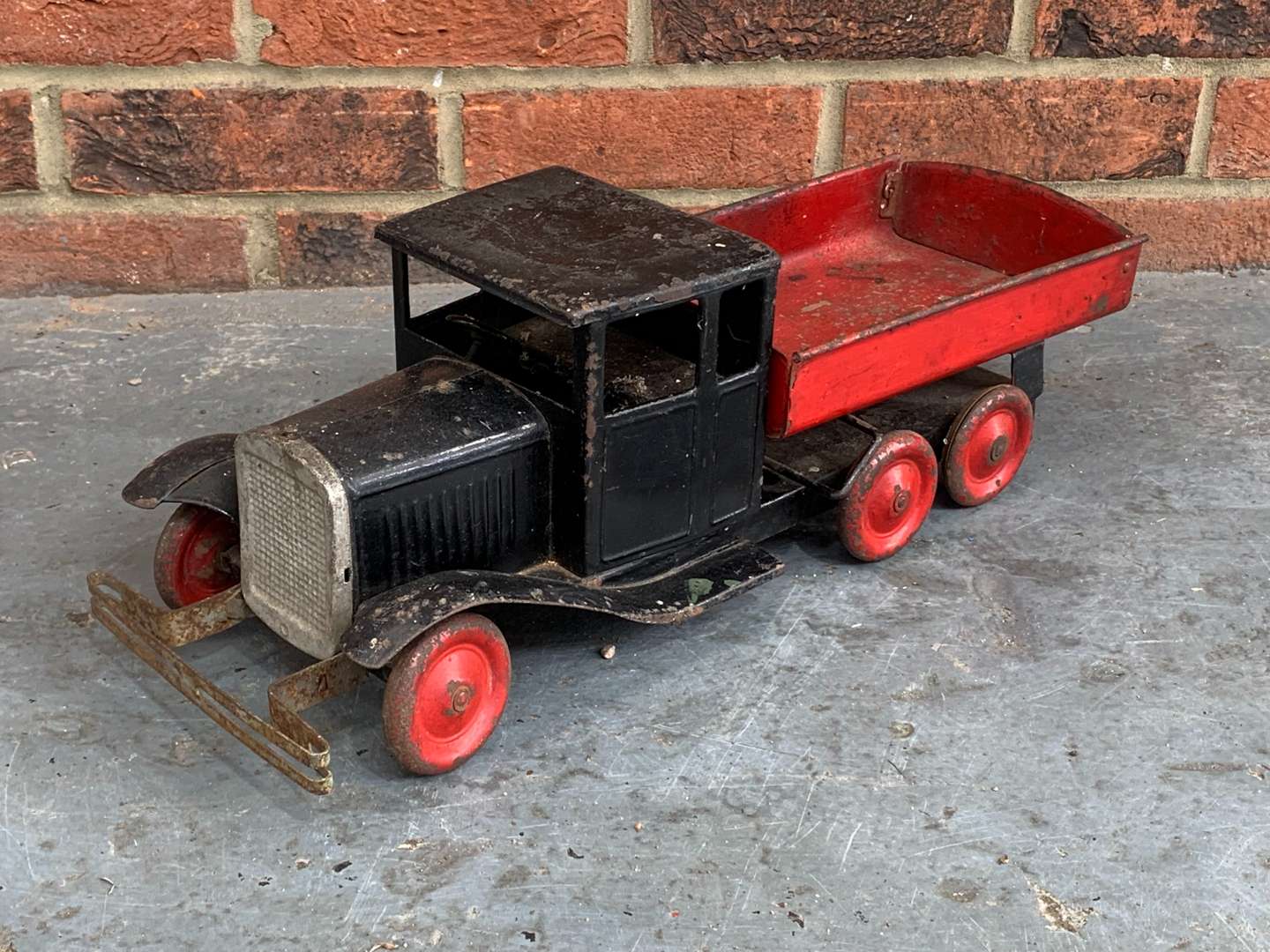 <p>Tri-Ang Vintage Tin Plate Tipper Truck</p>