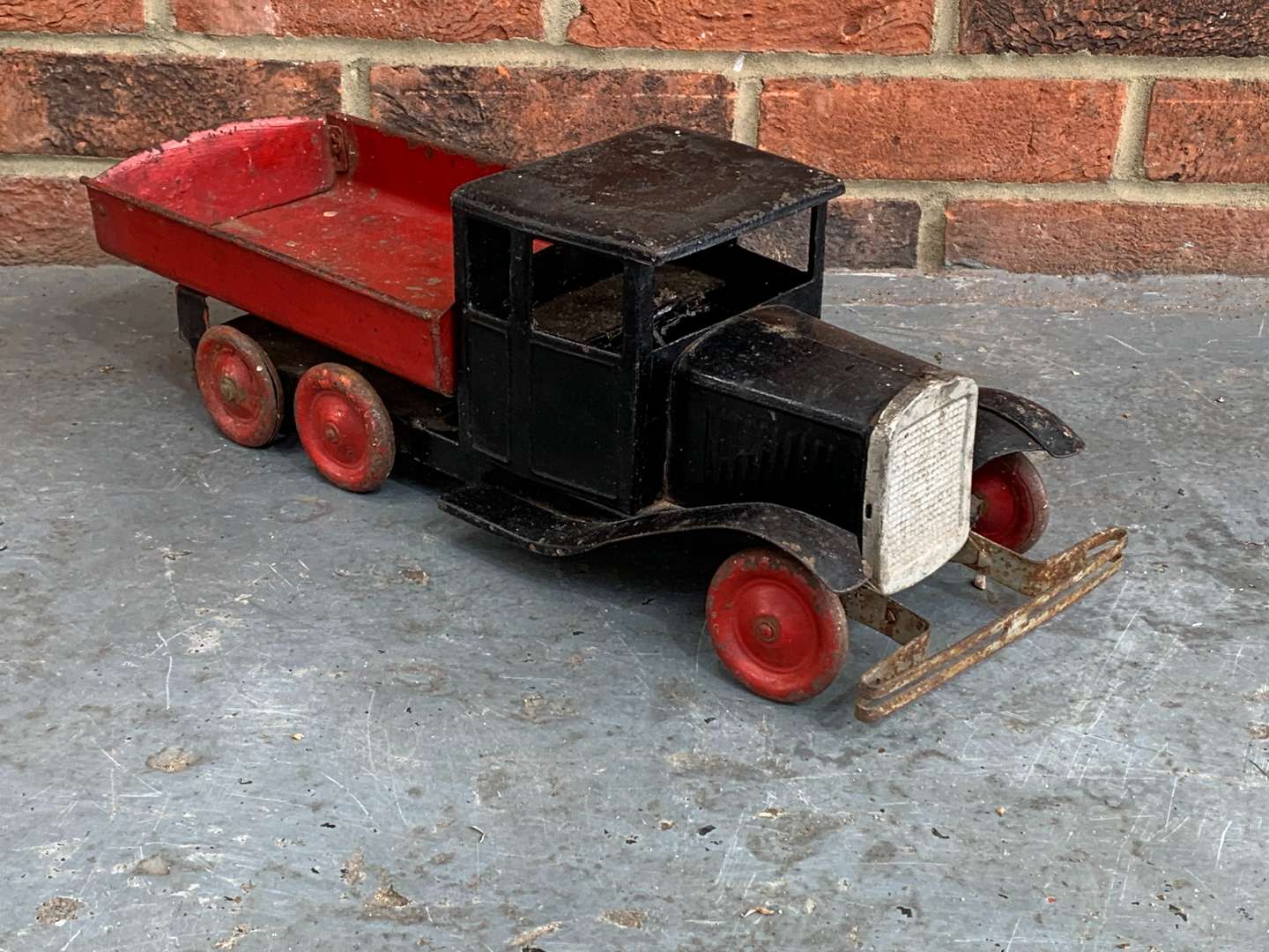 <p>Tri-Ang Vintage Tin Plate Tipper Truck</p>