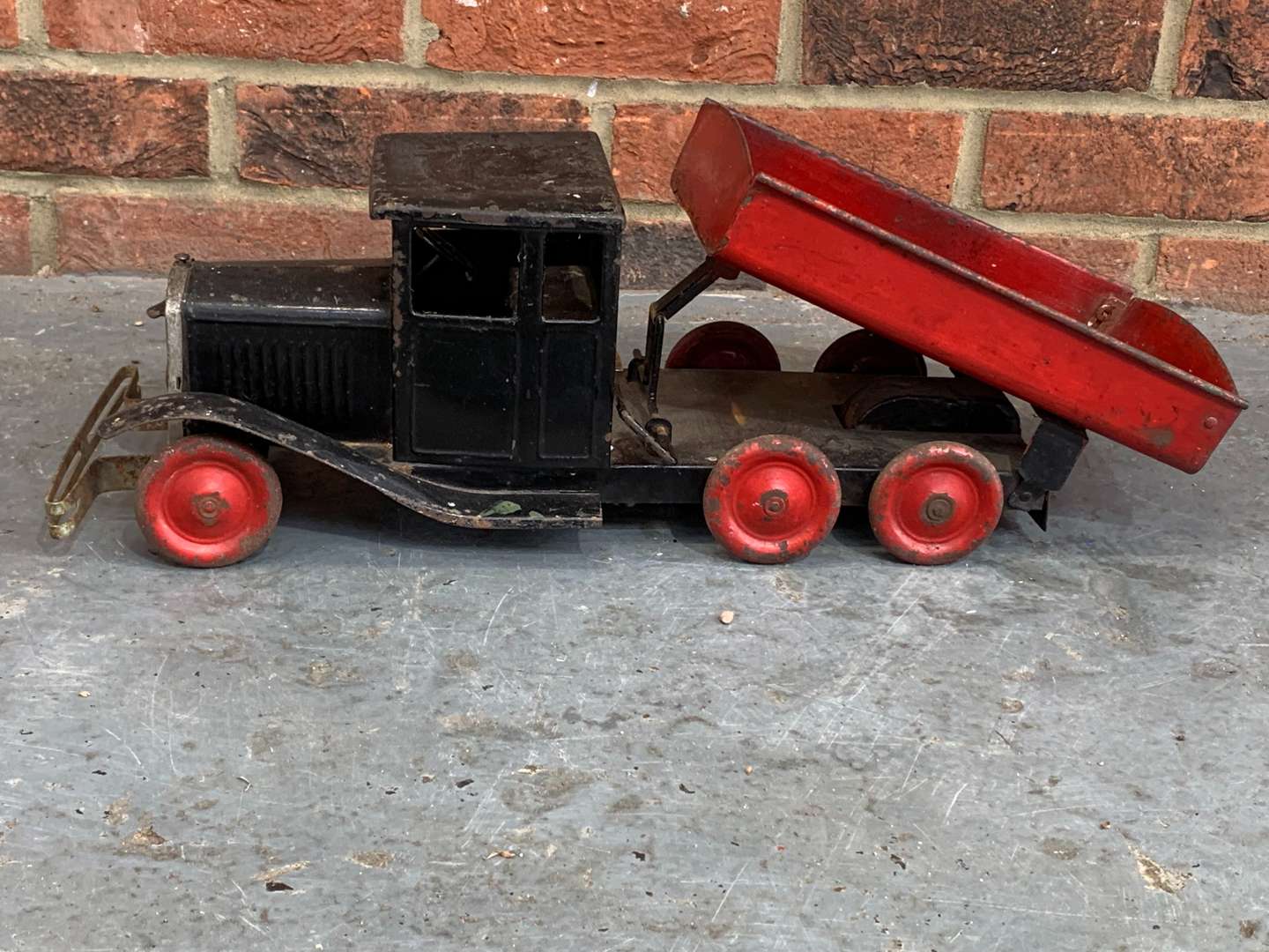 <p>Tri-Ang Vintage Tin Plate Tipper Truck</p>