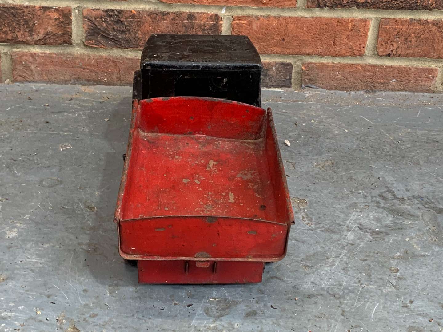 <p>Tri-Ang Vintage Tin Plate Tipper Truck</p>
