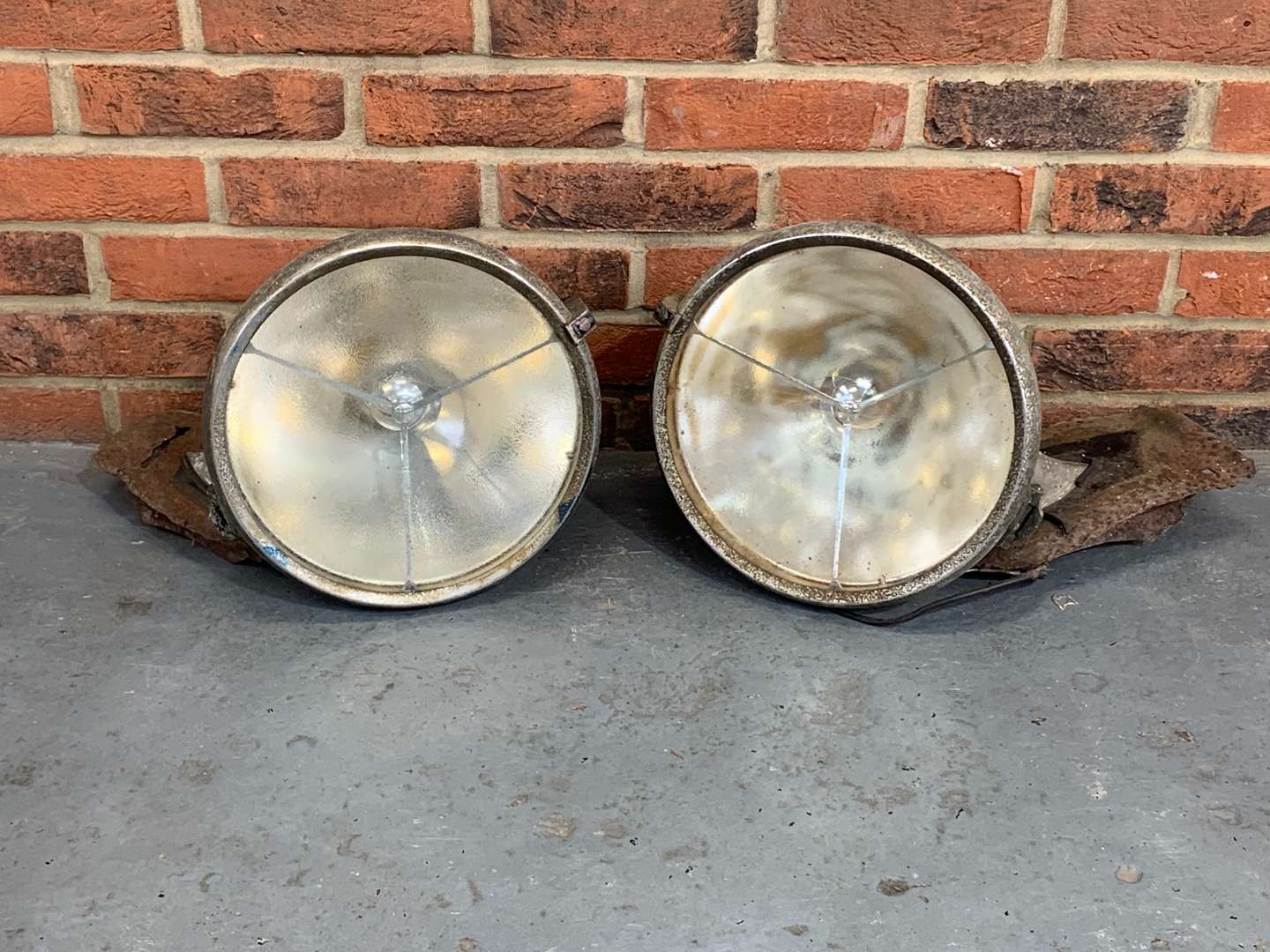<p>Pair P100 Head Lamps (For Restoration)</p>