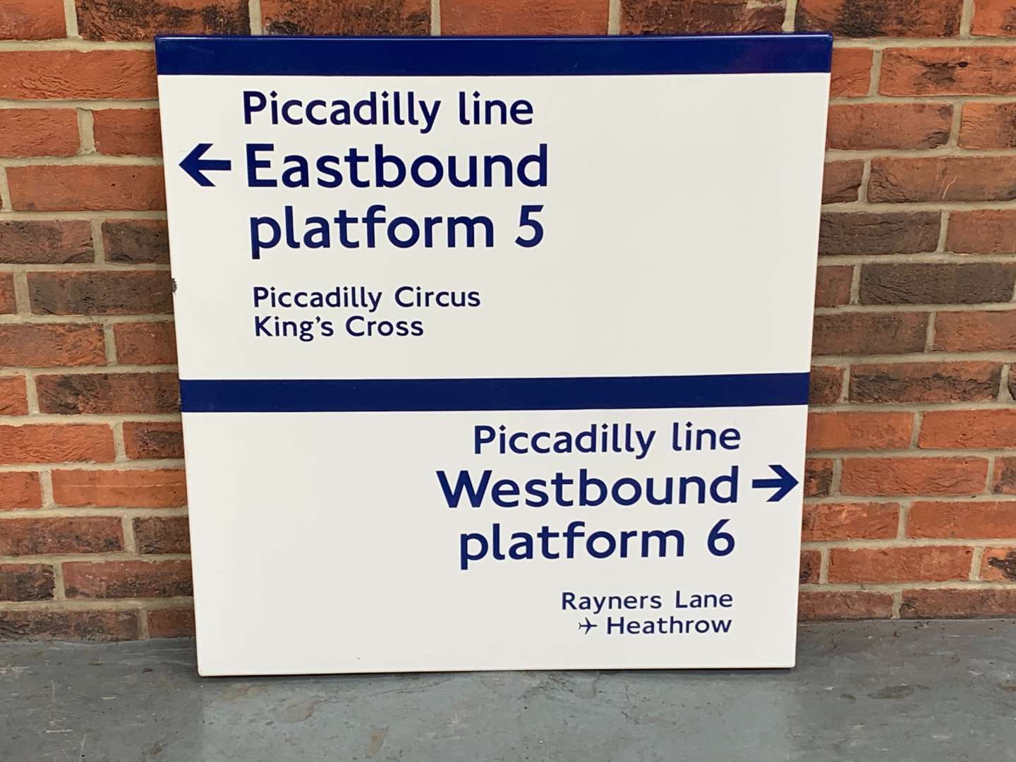 <p>London Railway Piccadilly Line Enamel Sign</p>