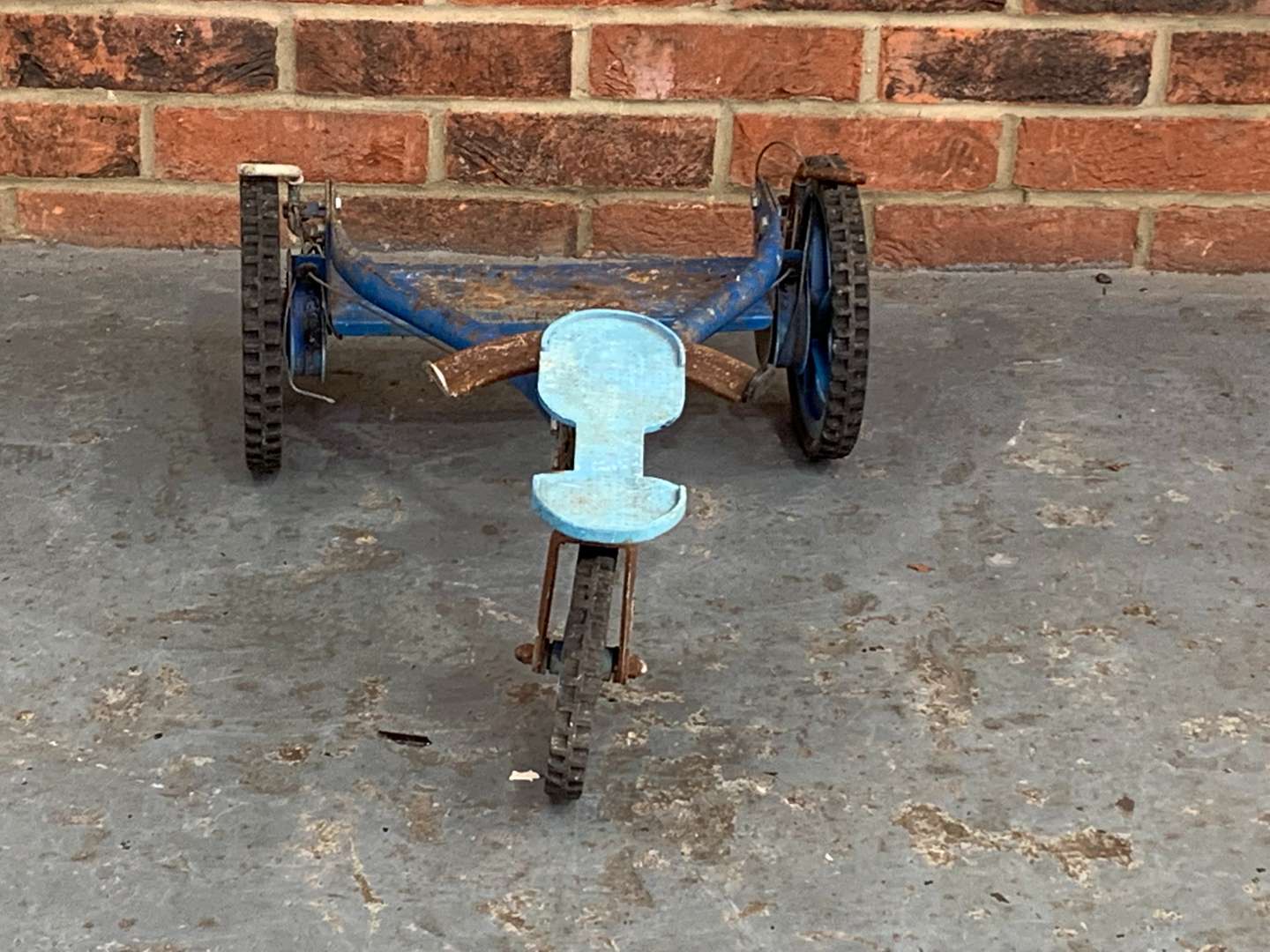 <p>Unusual Childs Hand Pulley Stand Up Tricycle &nbsp;</p>