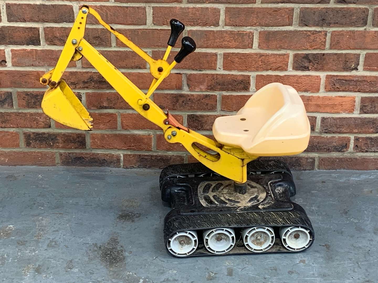 <p>Childs Tin Plate Sit On Digger</p>