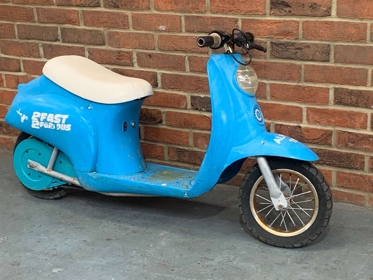 <p>Razor Childs Battery Powered Scooter (For Restoration)</p>