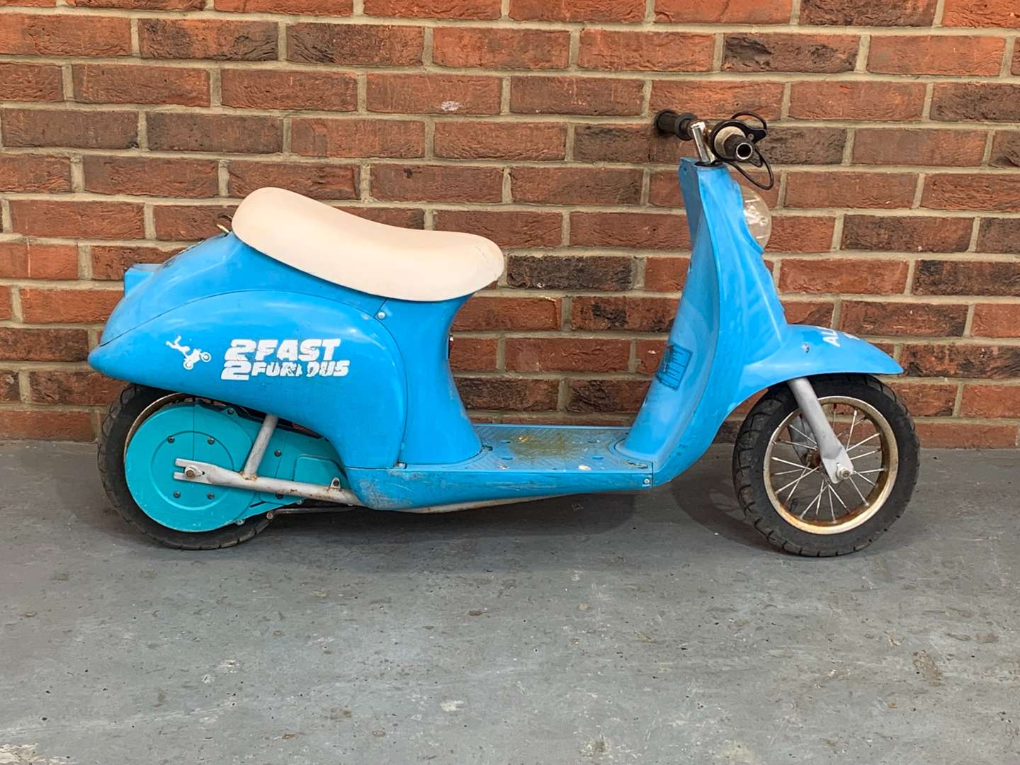 <p>Razor Childs Battery Powered Scooter (For Restoration)</p>