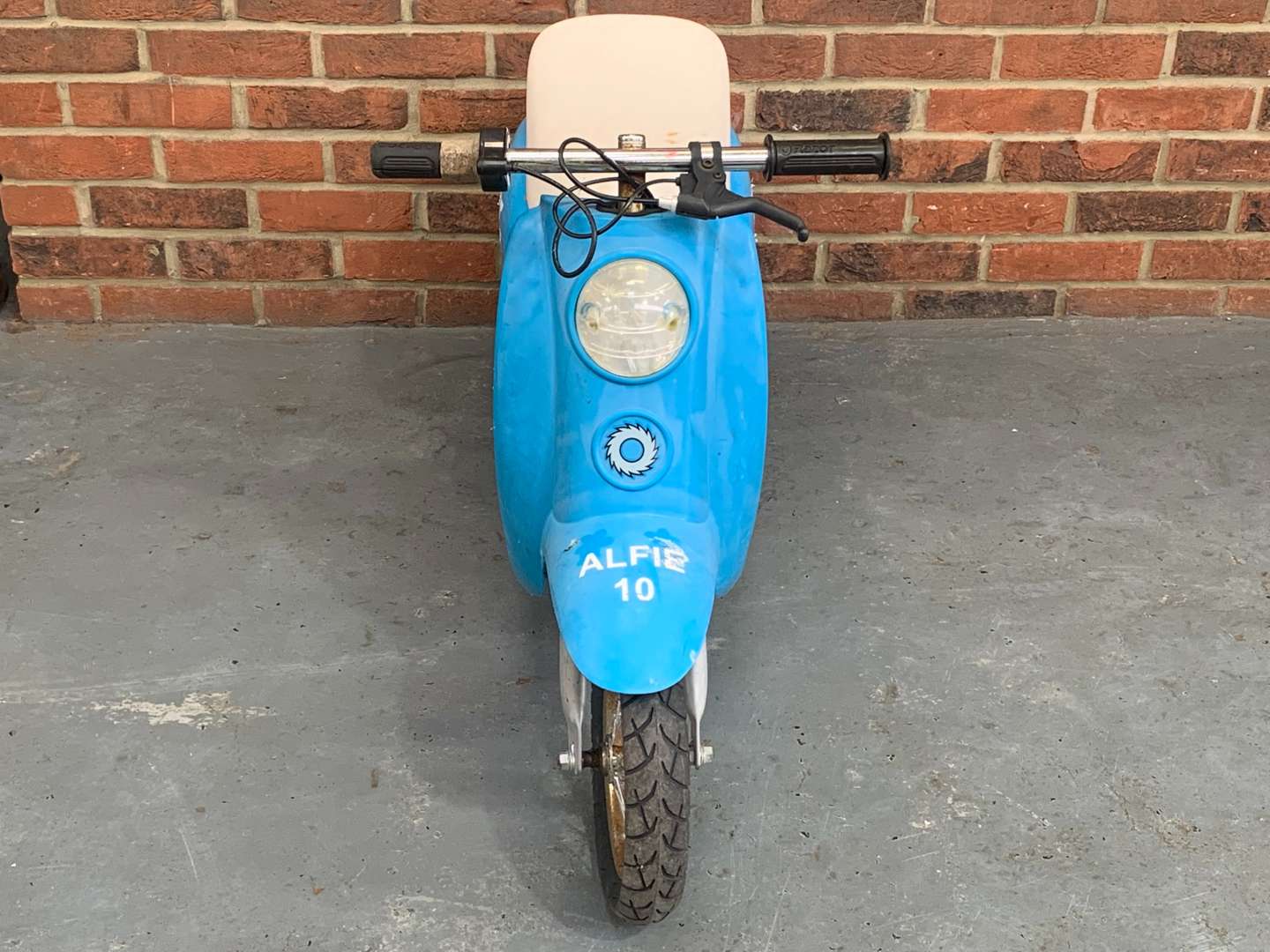 <p>Razor Childs Battery Powered Scooter (For Restoration)</p>