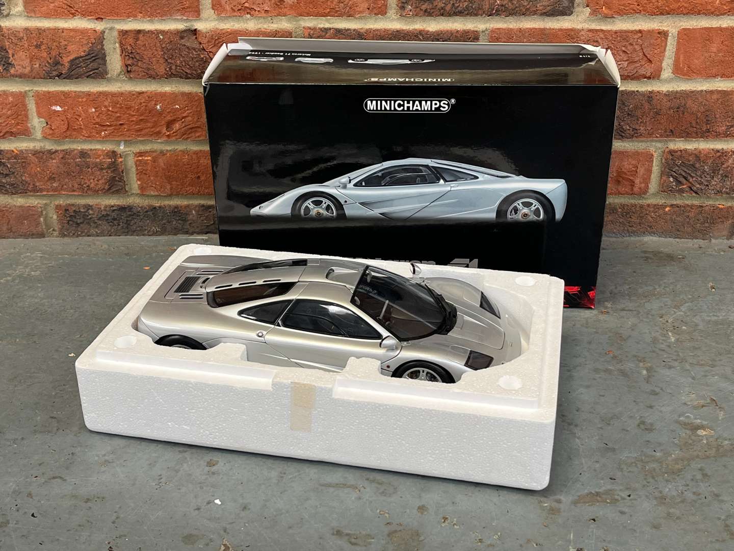 <p>Minichamps Mclaren F1 Roadcar 1:12 Scale Model Car</p>