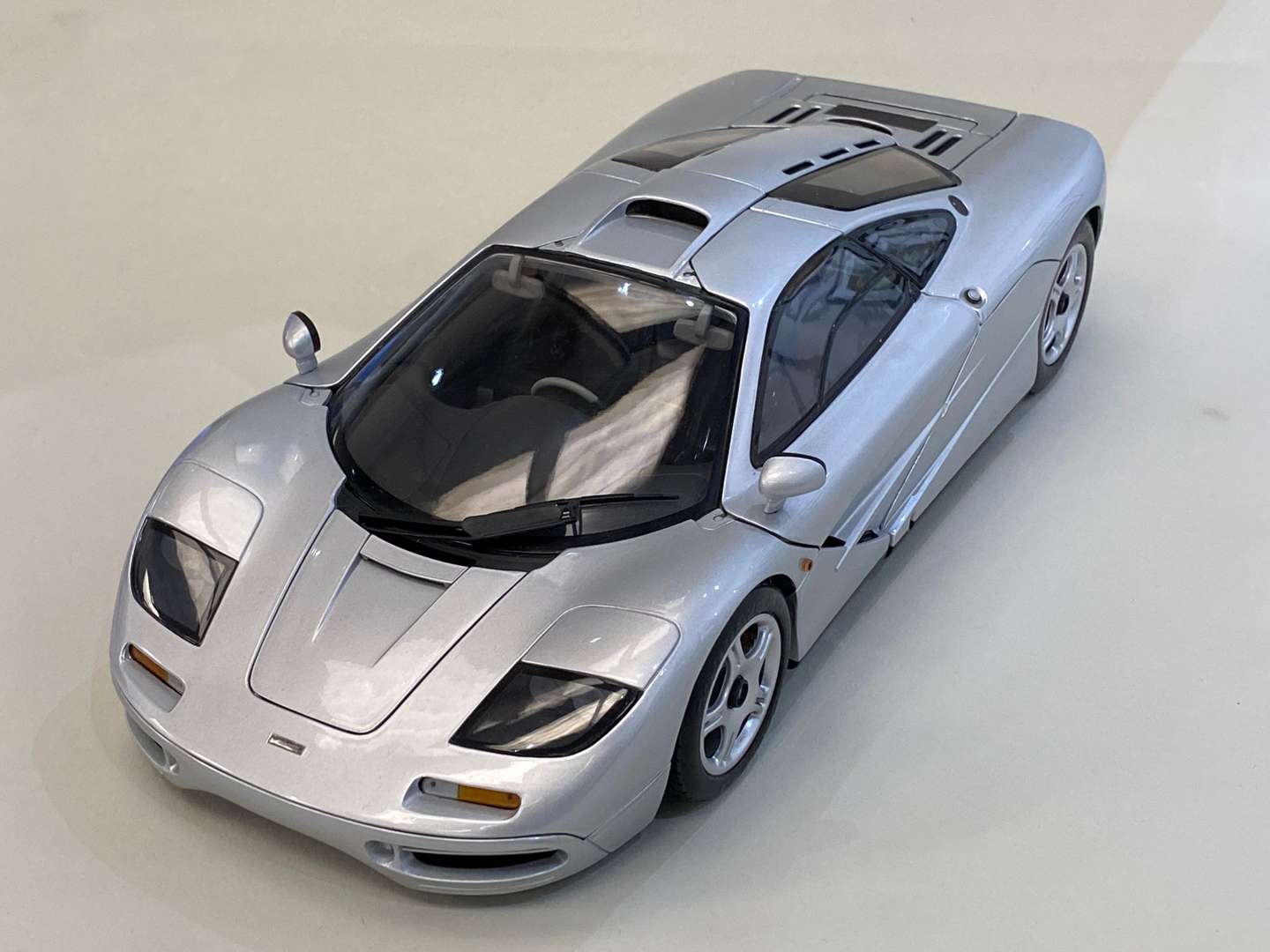 <p>Minichamps Mclaren F1 Roadcar 1:12 Scale Model Car</p>