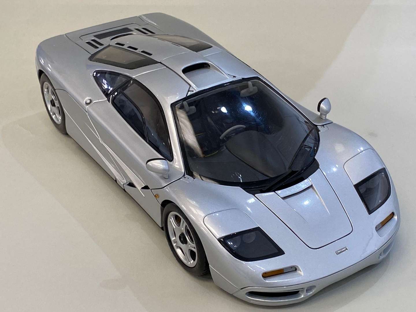 <p>Minichamps Mclaren F1 Roadcar 1:12 Scale Model Car</p>