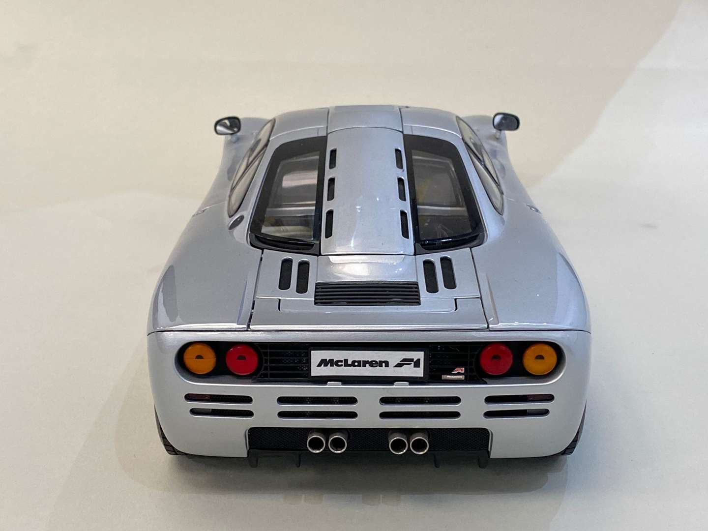 <p>Minichamps Mclaren F1 Roadcar 1:12 Scale Model Car</p>