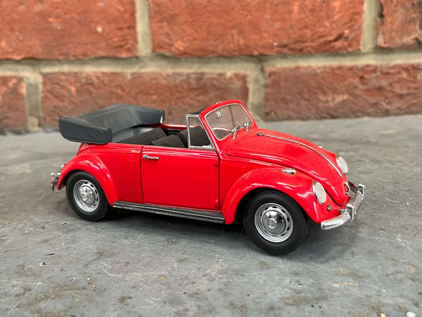 <p>VW Beetle and Convertible Beetle Model Car By Franklin Mint&nbsp;(2)</p>