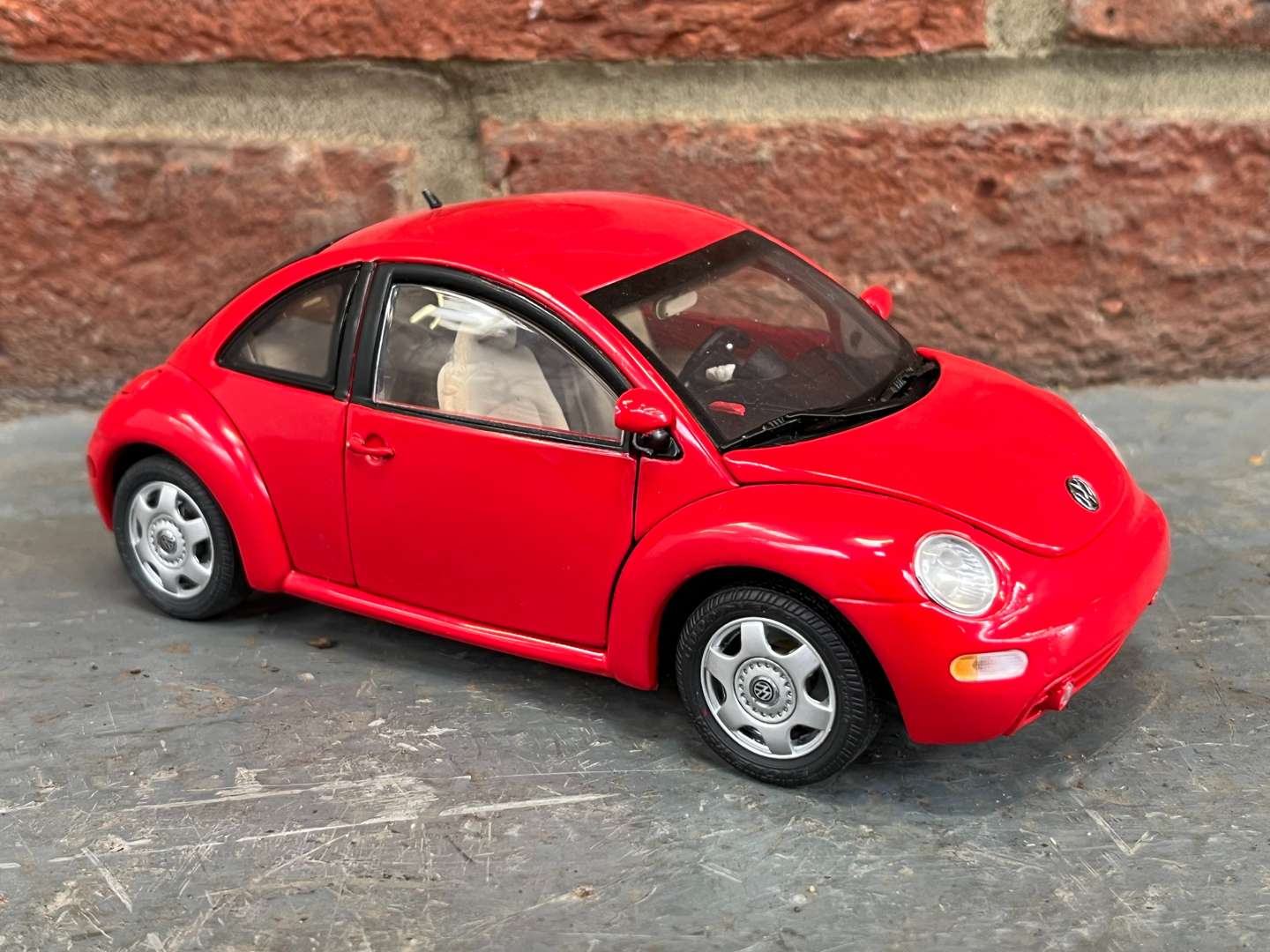 <p>VW Beetle and Convertible Beetle Model Car By Franklin Mint&nbsp;(2)</p>