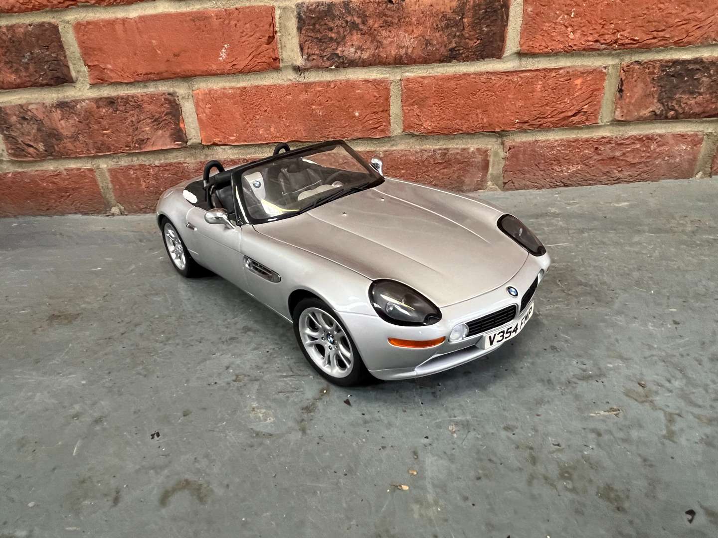 <p>Kyosho Boxed BMW Z8 007 James Bond 1:12 Scale Model Car</p>