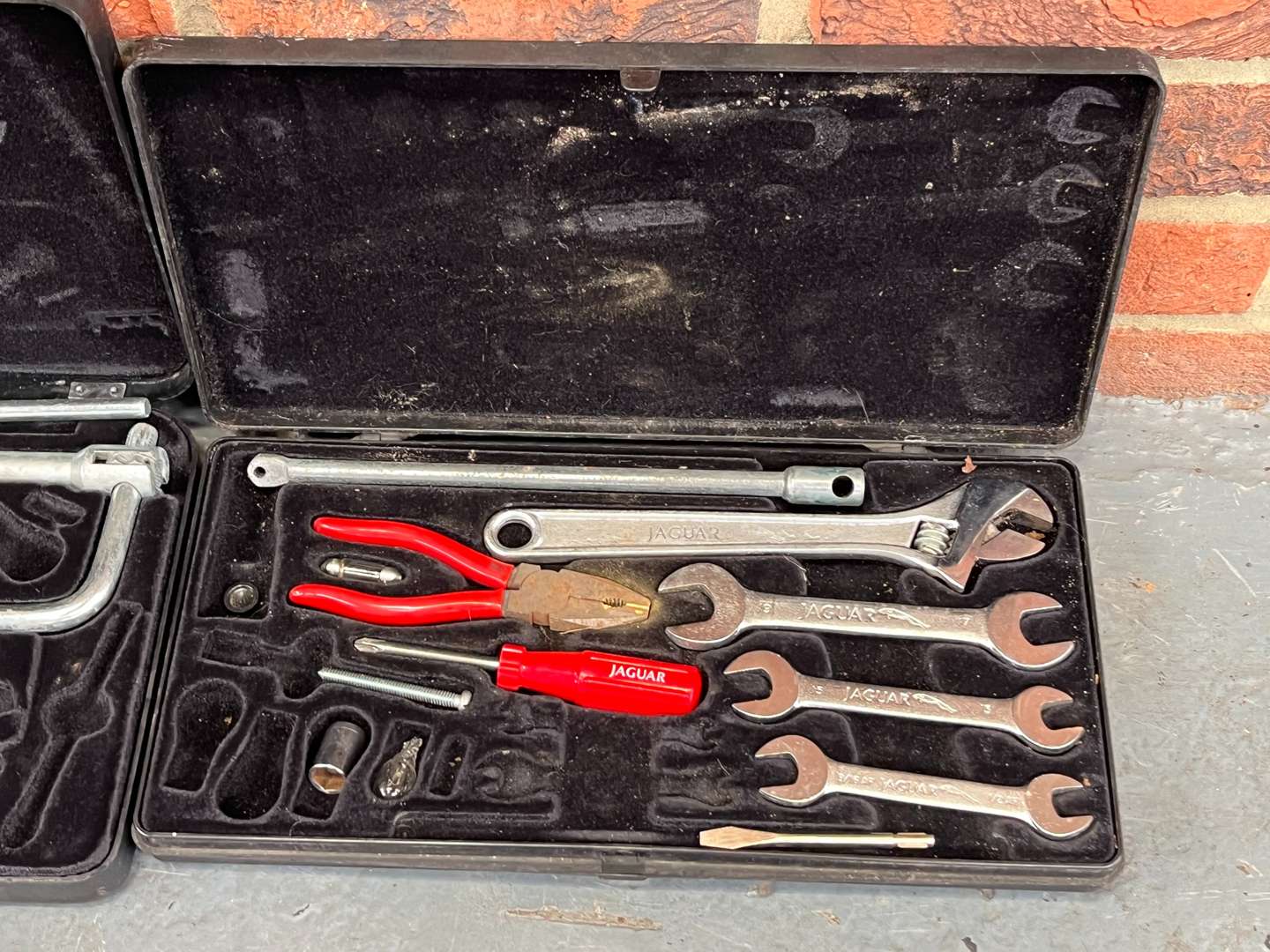 <p>Jaguar Part Tool Kits and Books</p>