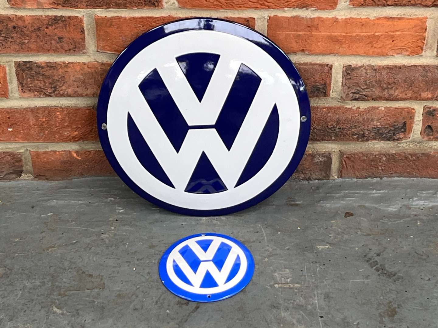 <p>VW Enamel Convex Emblem and Smaller Sign (2)</p>