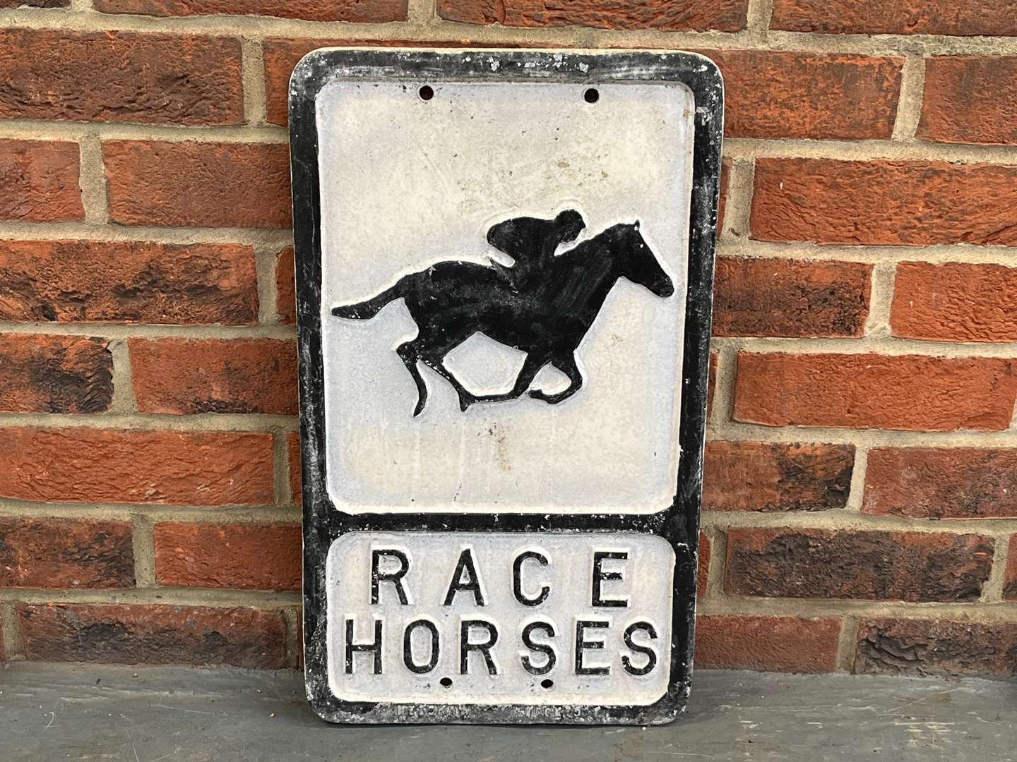 <p>Race Horses Cast Aluminium Sign</p>