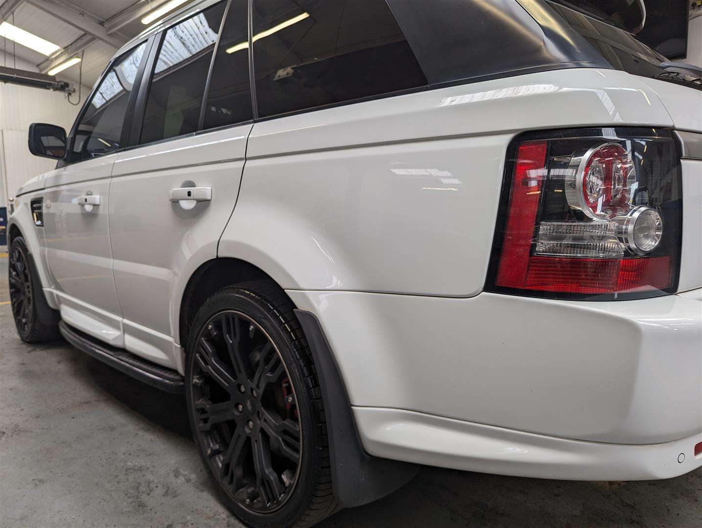 <p>2011 LAND ROVER RANGE ROVER SPORT HSE SDV</p>