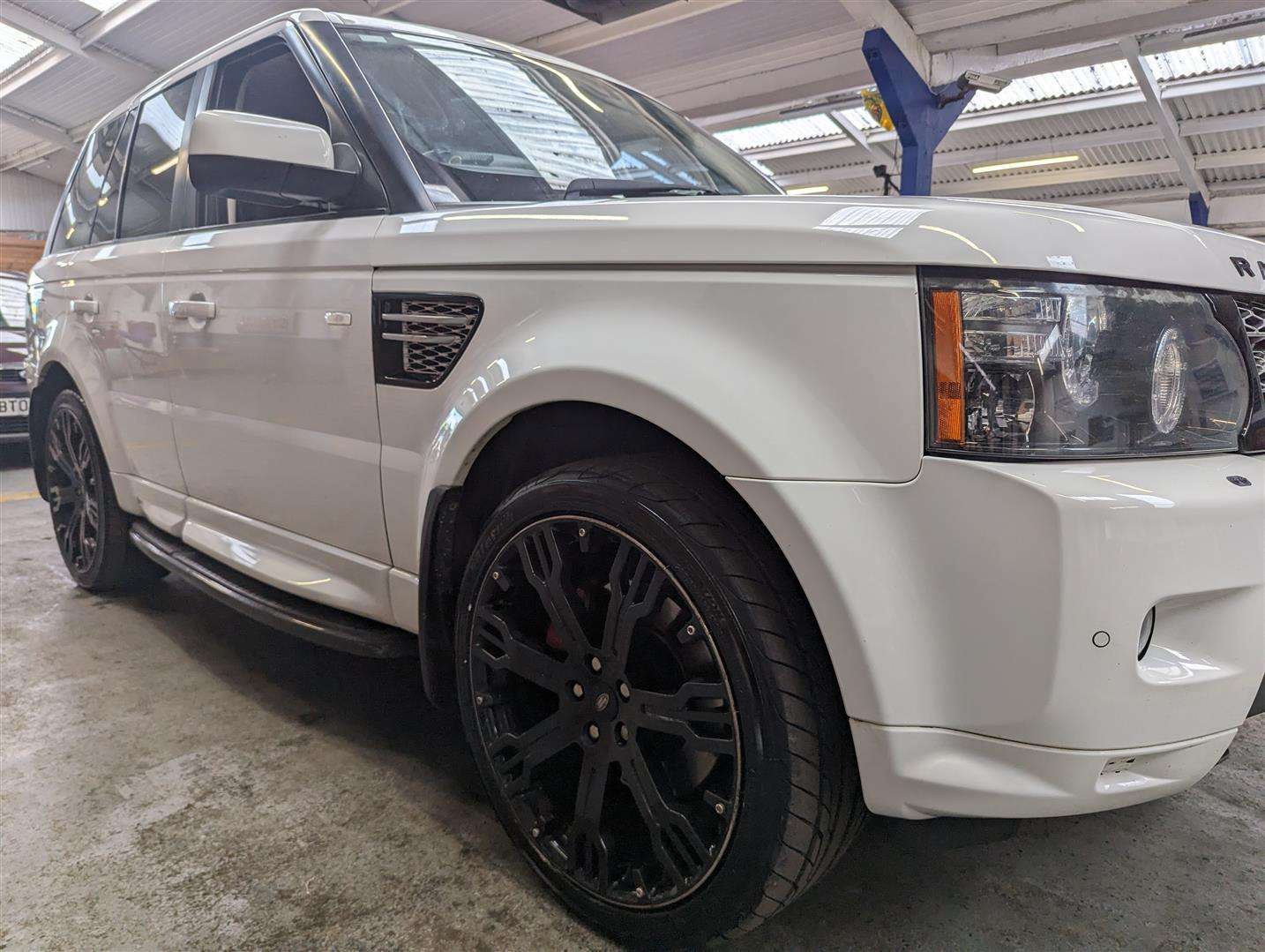 <p>2011 LAND ROVER RANGE ROVER SPORT HSE SDV</p>