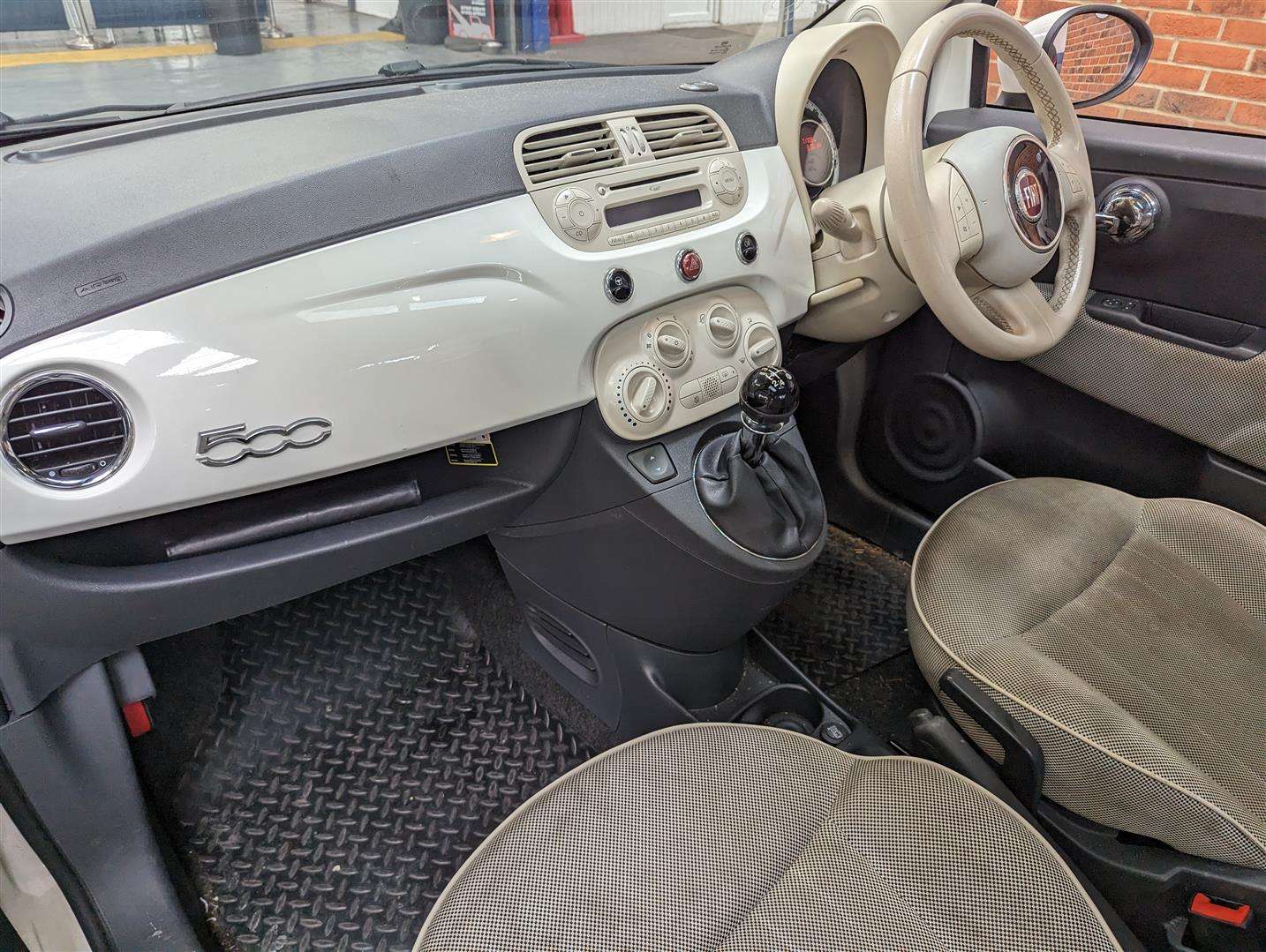 <p>2011 FIAT 500 LOUNGE</p>