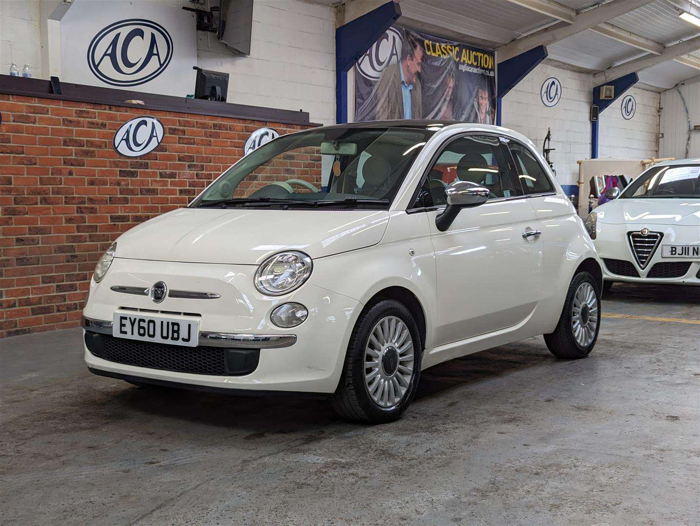 <p>2010 FIAT 500 LOUNGE</p>