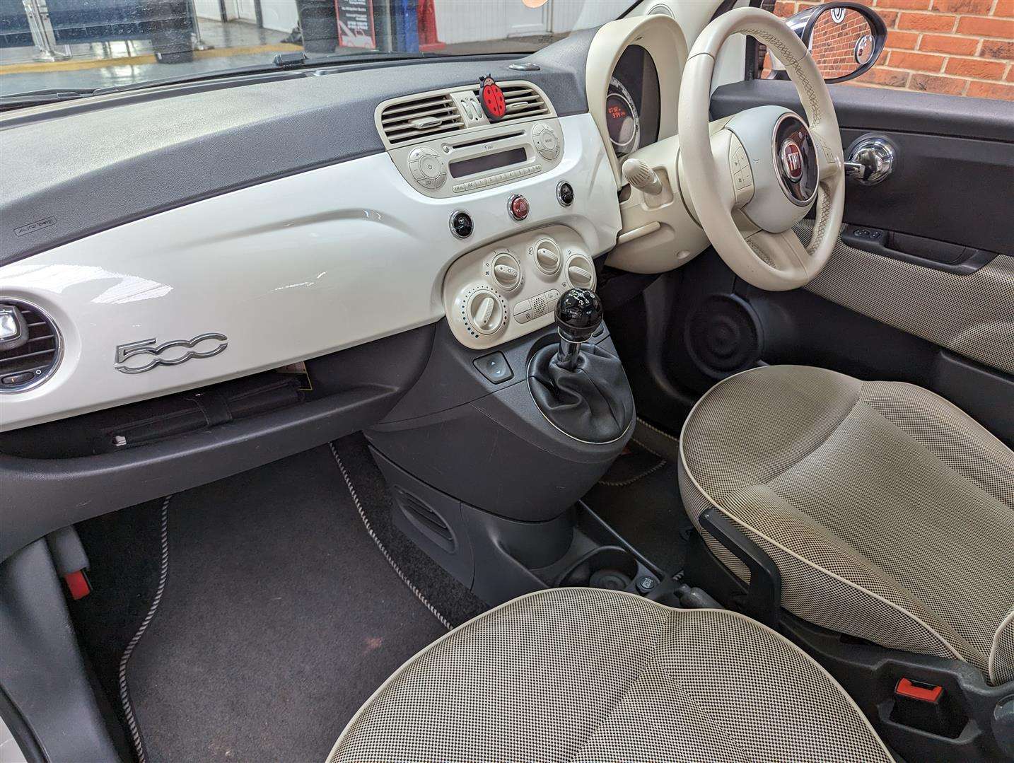 <p>2010 FIAT 500 LOUNGE</p>