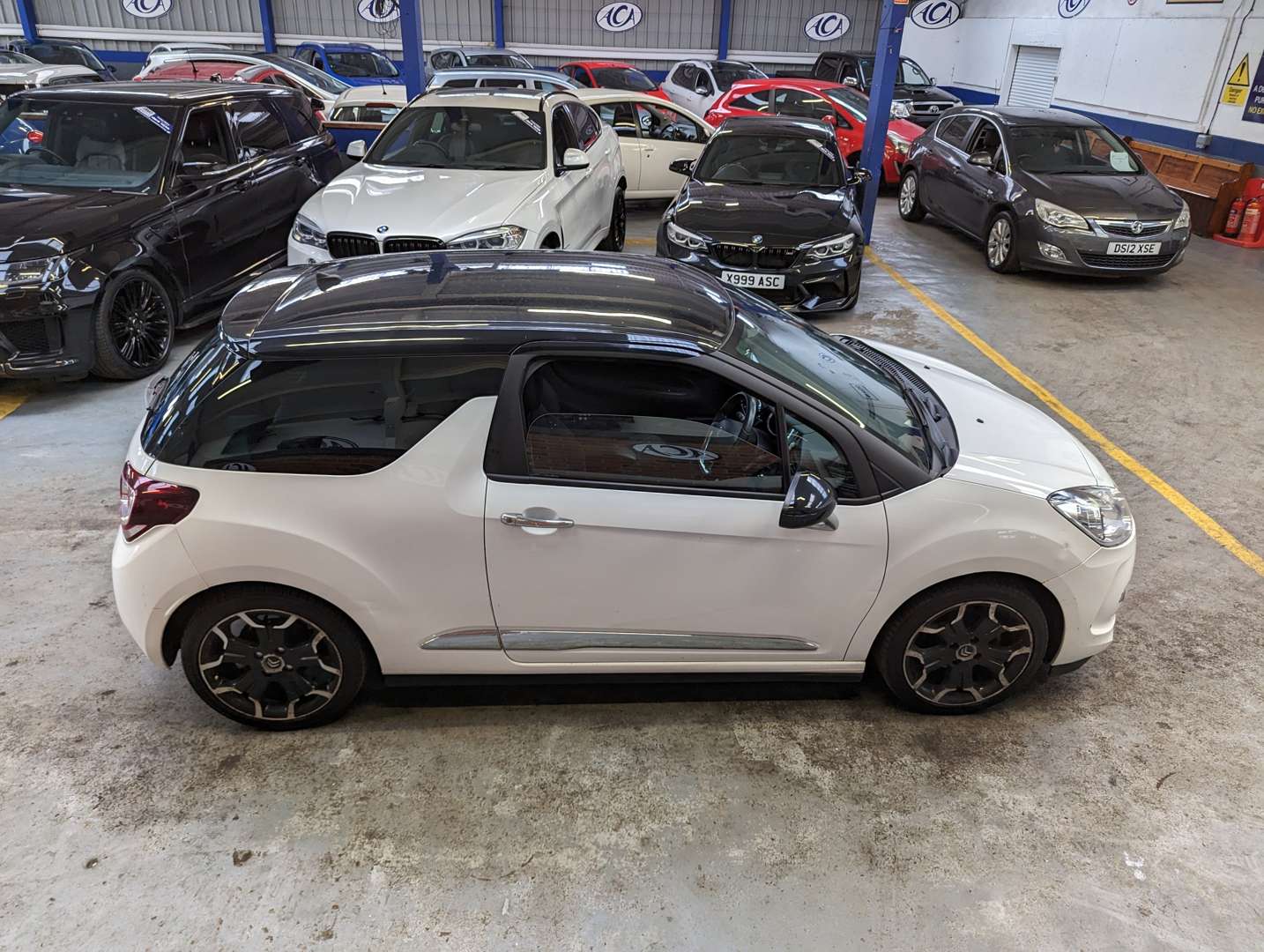 <p>2013 CITROEN DS3 DSTYLE + E-HDI</p>