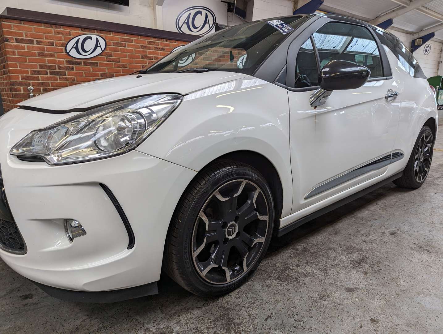 <p>2013 CITROEN DS3 DSTYLE + E-HDI</p>