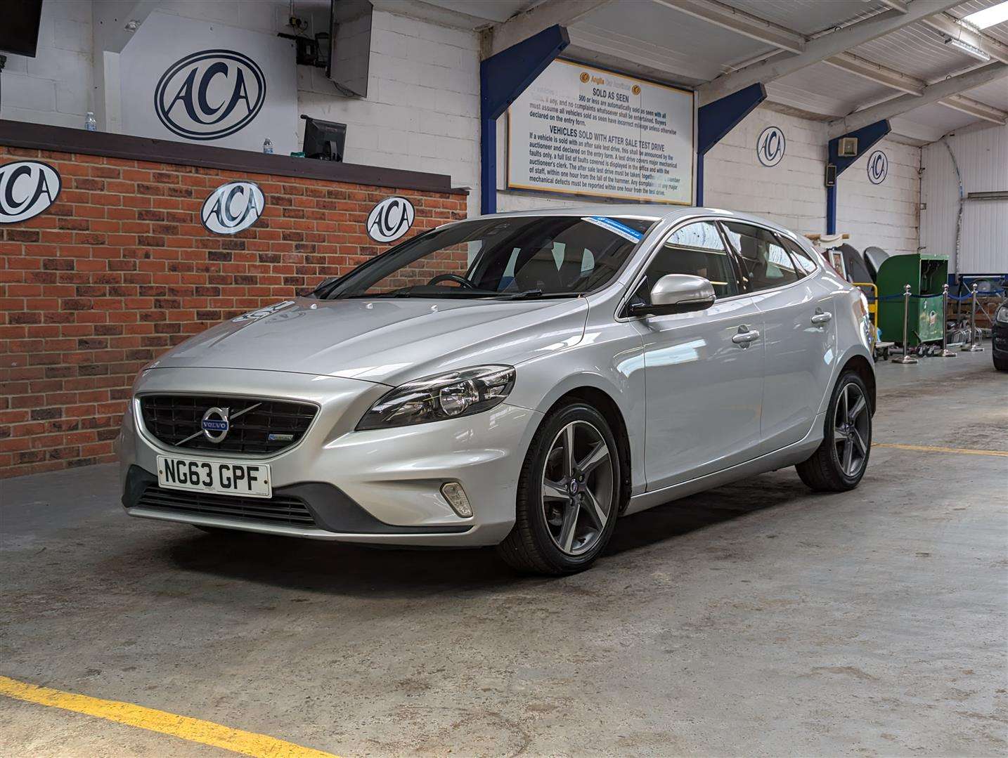 <p>2014 VOLVO V40 R-DESIGN D2</p>