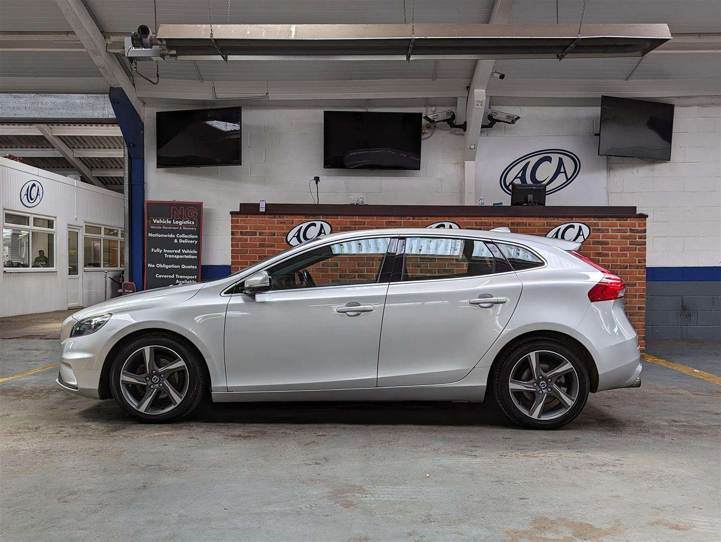 <p>2014 VOLVO V40 R-DESIGN D2</p>