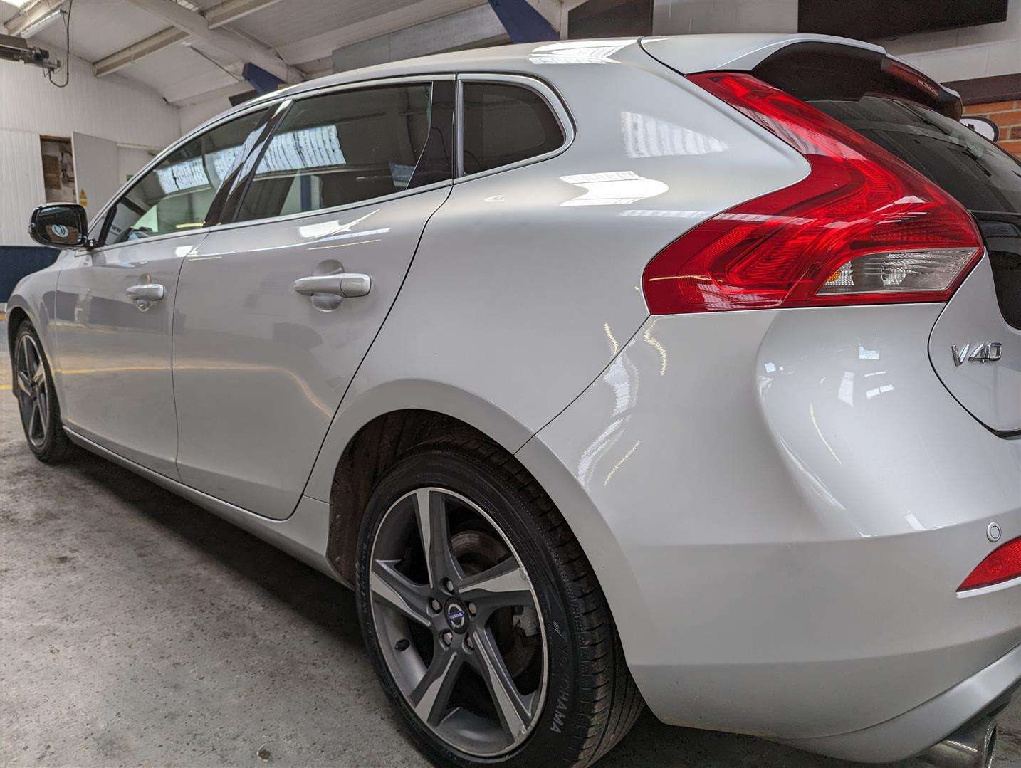 <p>2014 VOLVO V40 R-DESIGN D2</p>