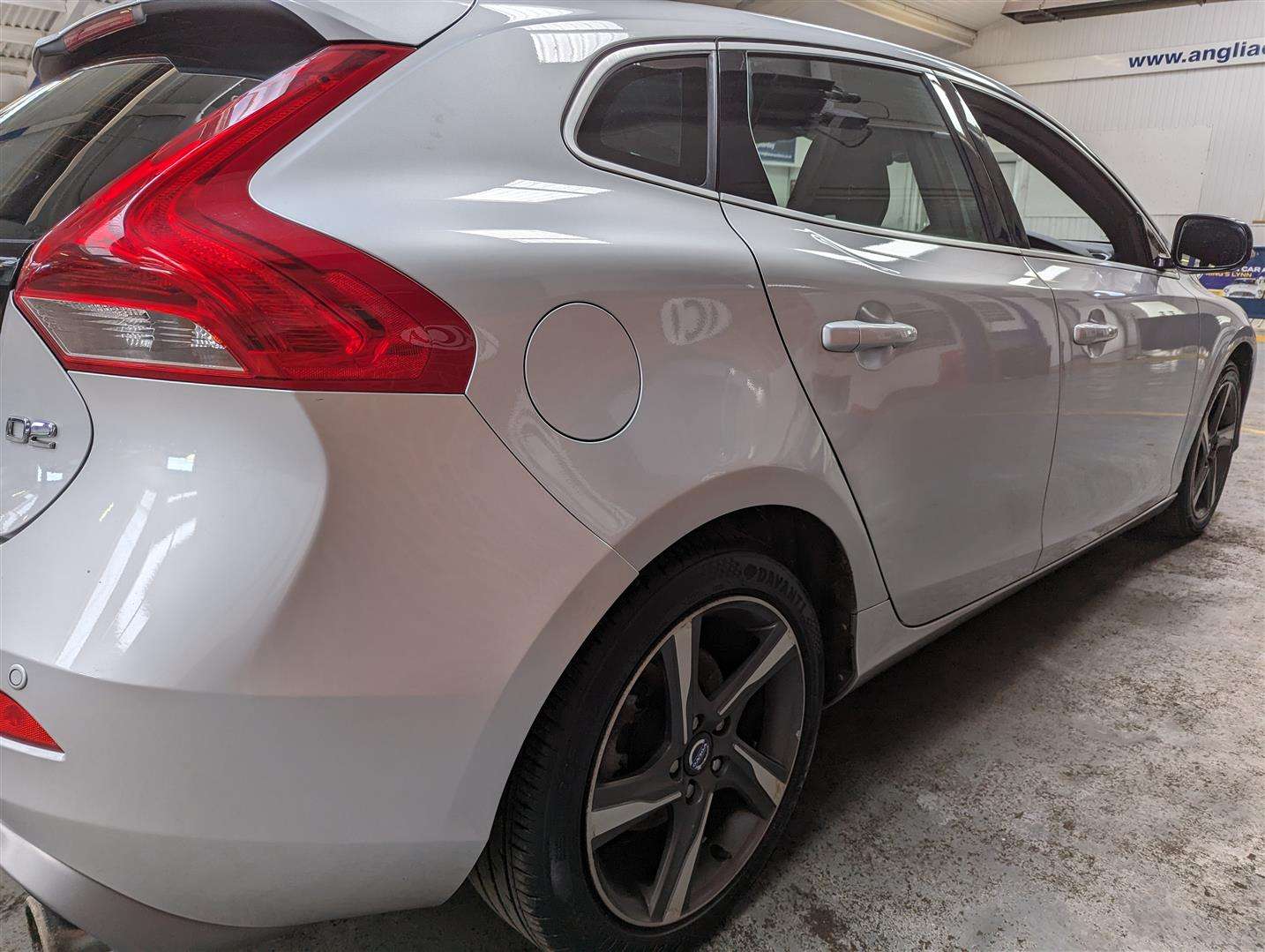 <p>2014 VOLVO V40 R-DESIGN D2</p>