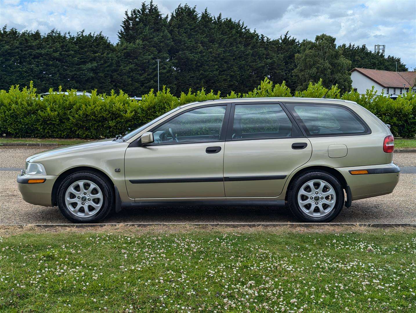 <p>2001 VOLVO V40 SE AUTO</p>