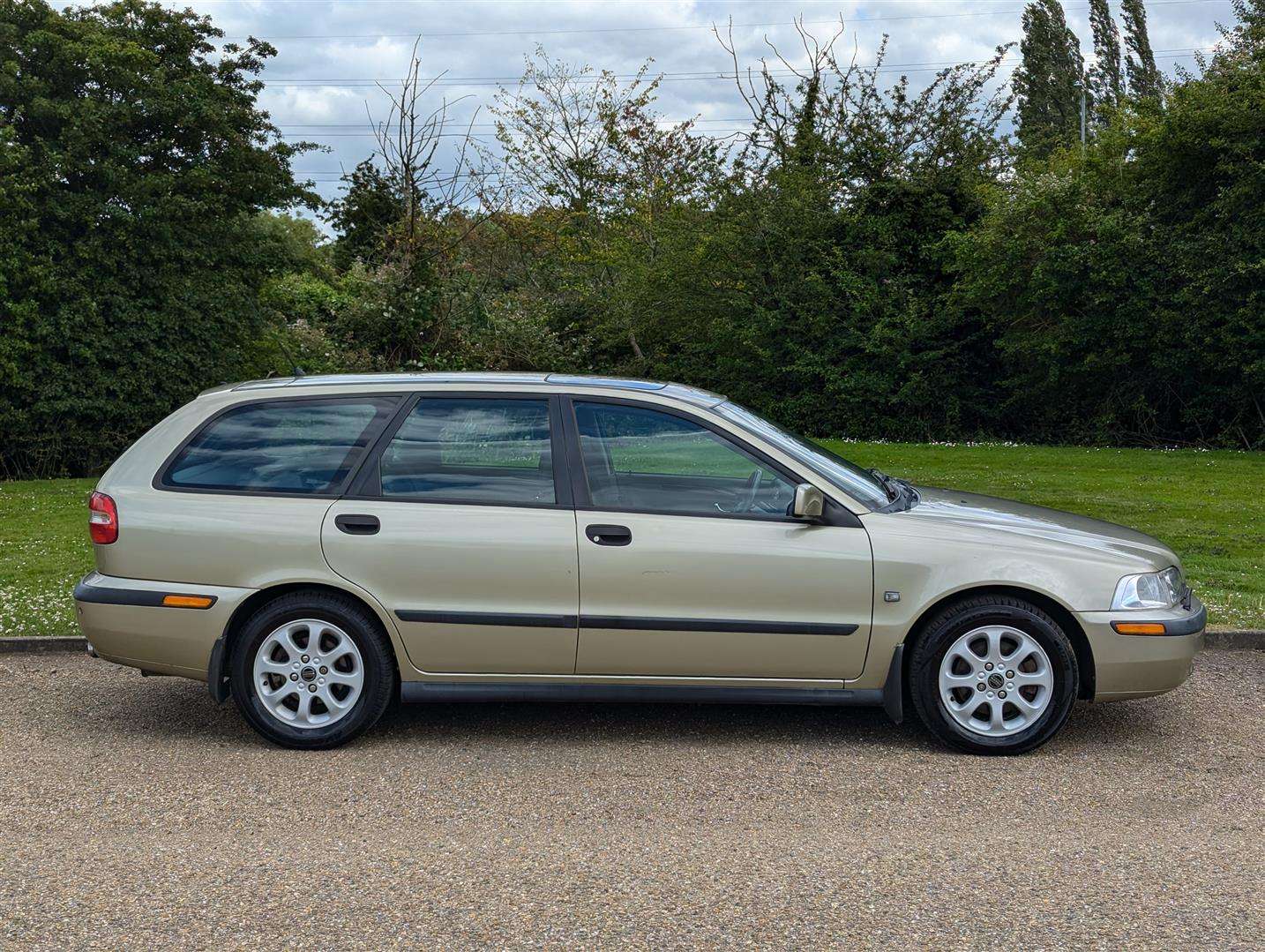 <p>2001 VOLVO V40 SE AUTO</p>