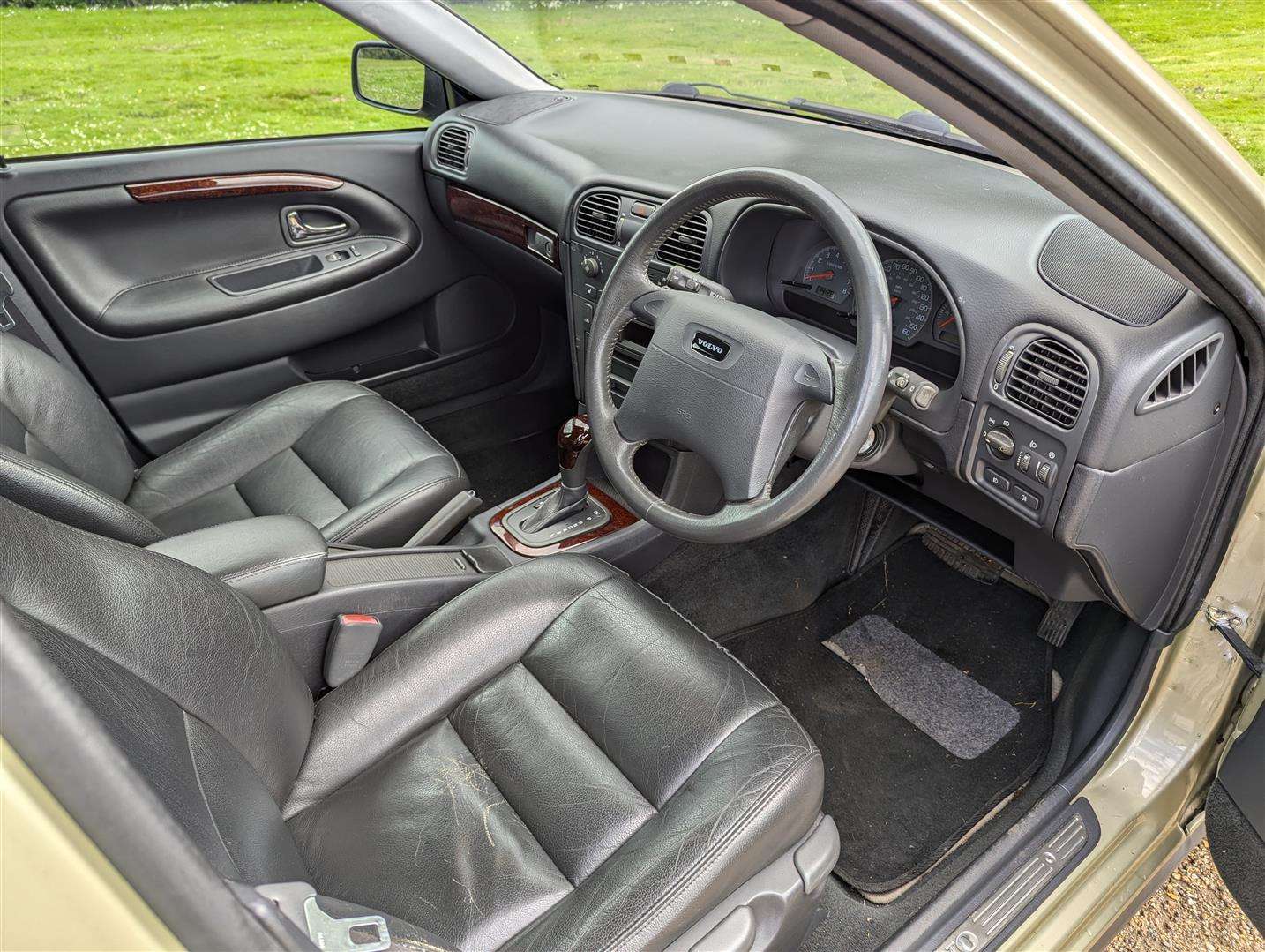 <p>2001 VOLVO V40 SE AUTO</p>