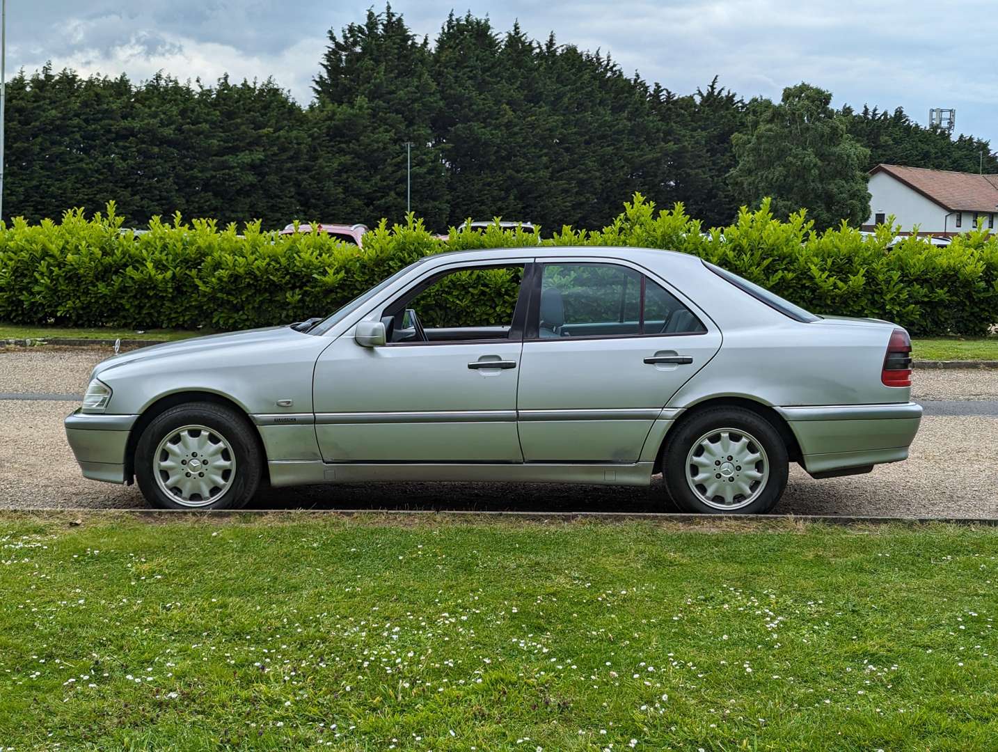 <p>2000 MERCEDES C200 ELEGANCE</p>