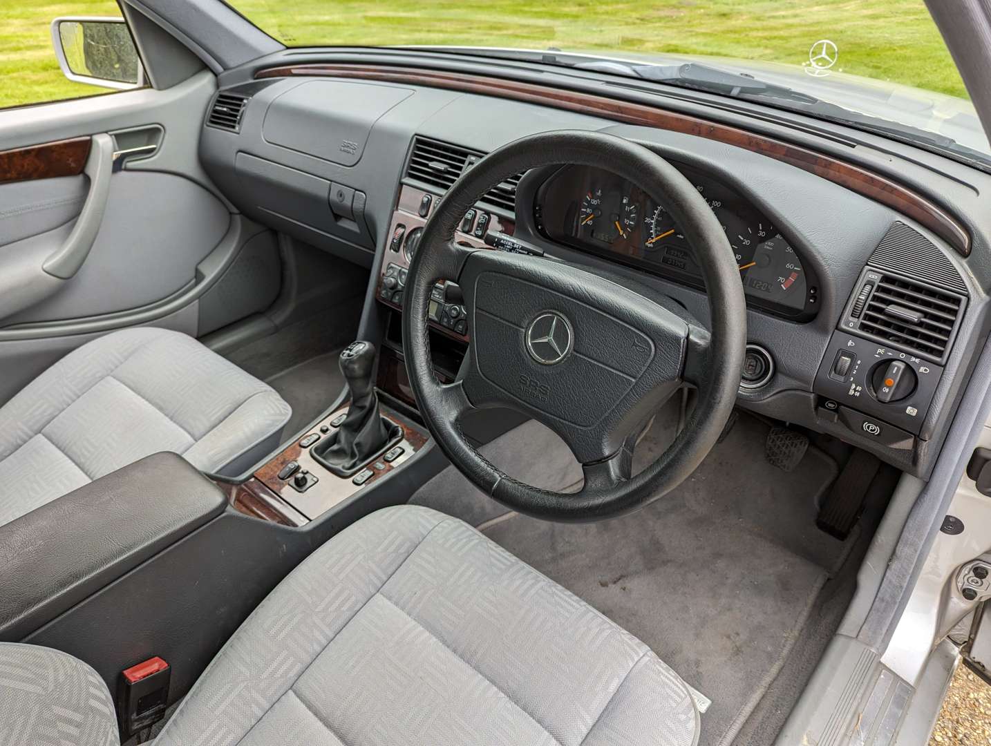 <p>2000 MERCEDES C200 ELEGANCE</p>