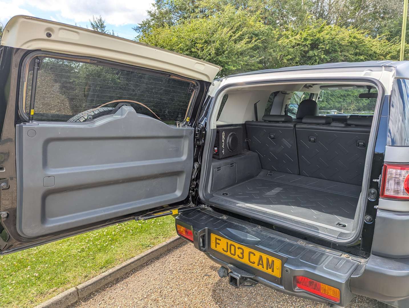 <p>2013 TOYOTA FJ CRUISER</p>