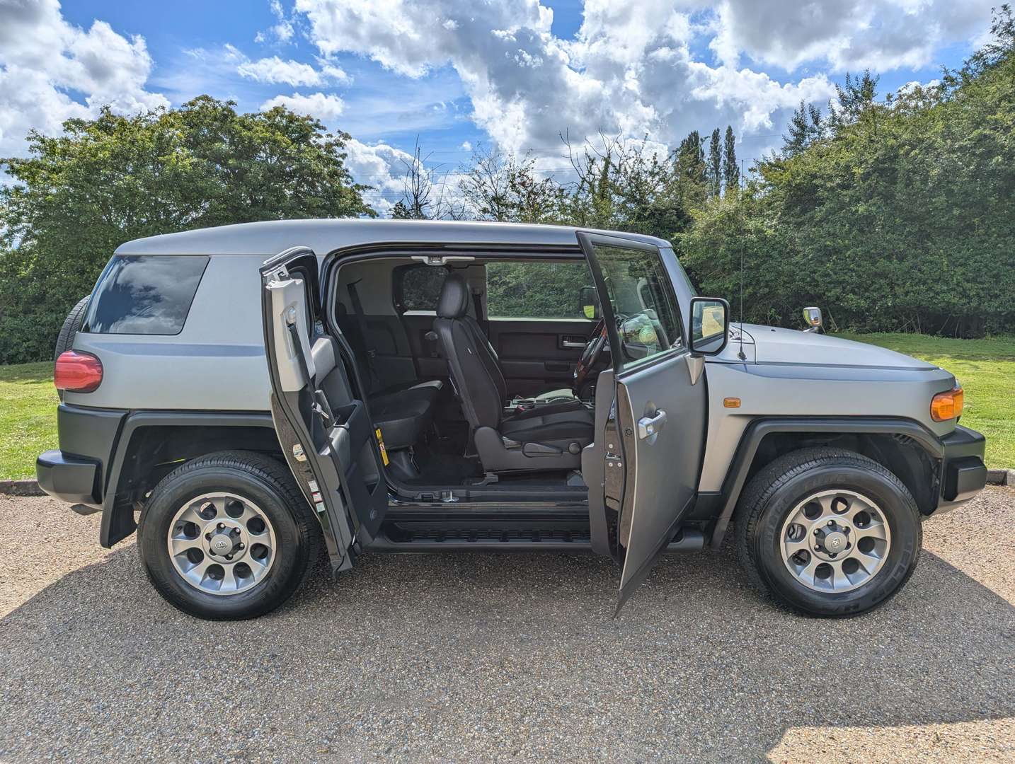 <p>2013 TOYOTA FJ CRUISER</p>