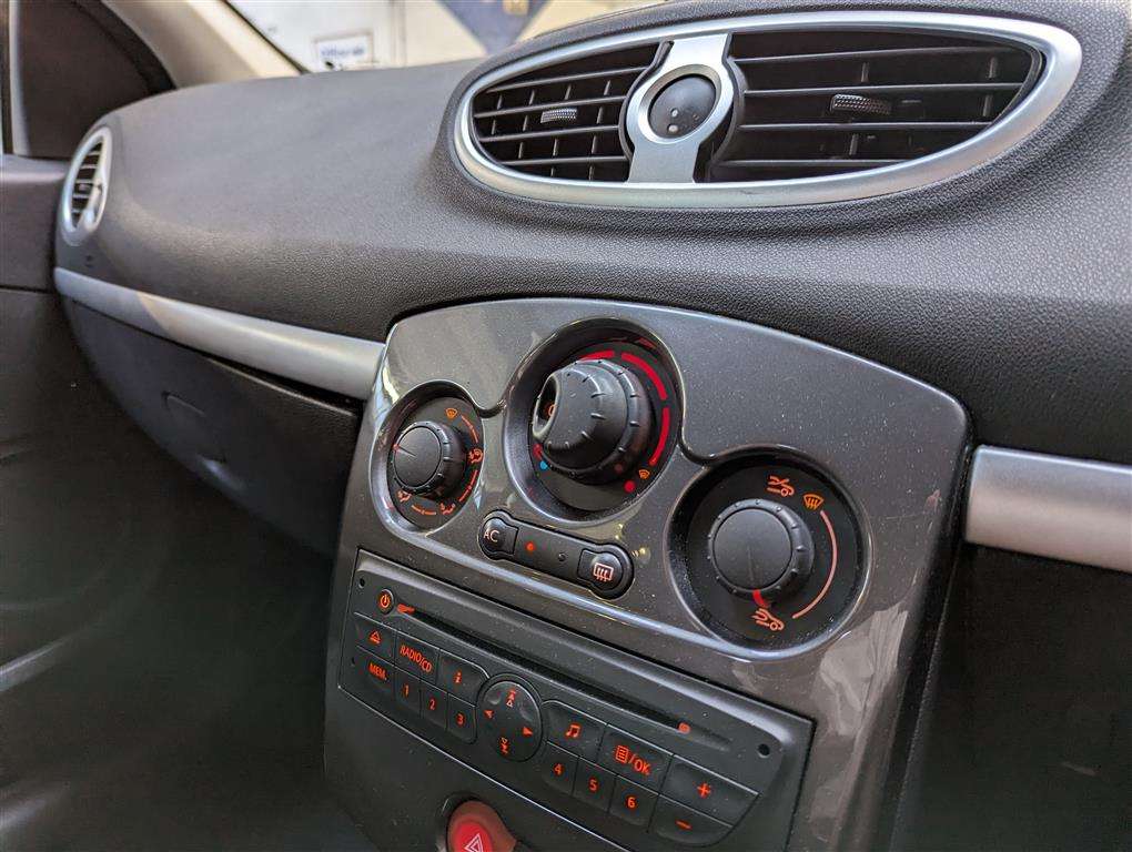 <p>2011 RENAULT CLIO EXPRESSION DCI</p>