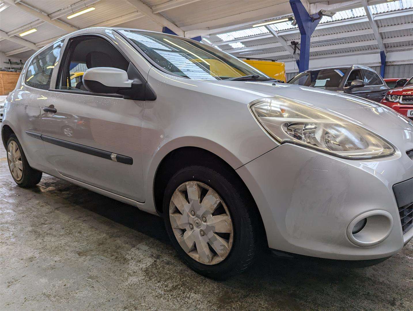 <p>2011 RENAULT CLIO BIZU</p>