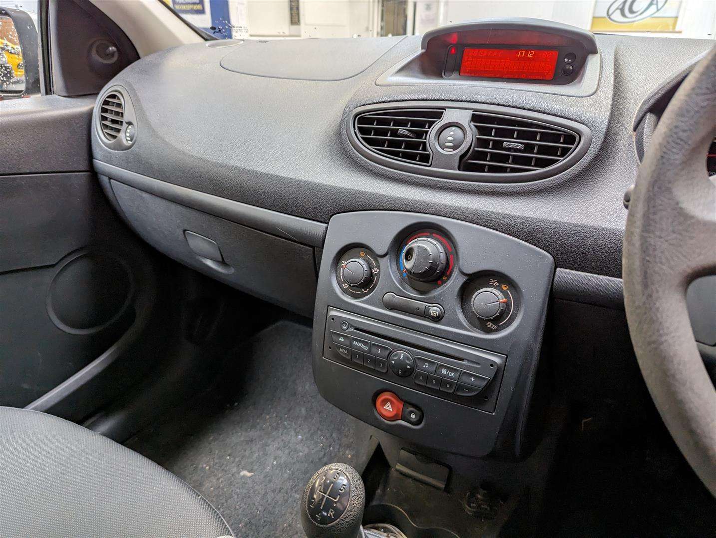 <p>2011 RENAULT CLIO BIZU</p>