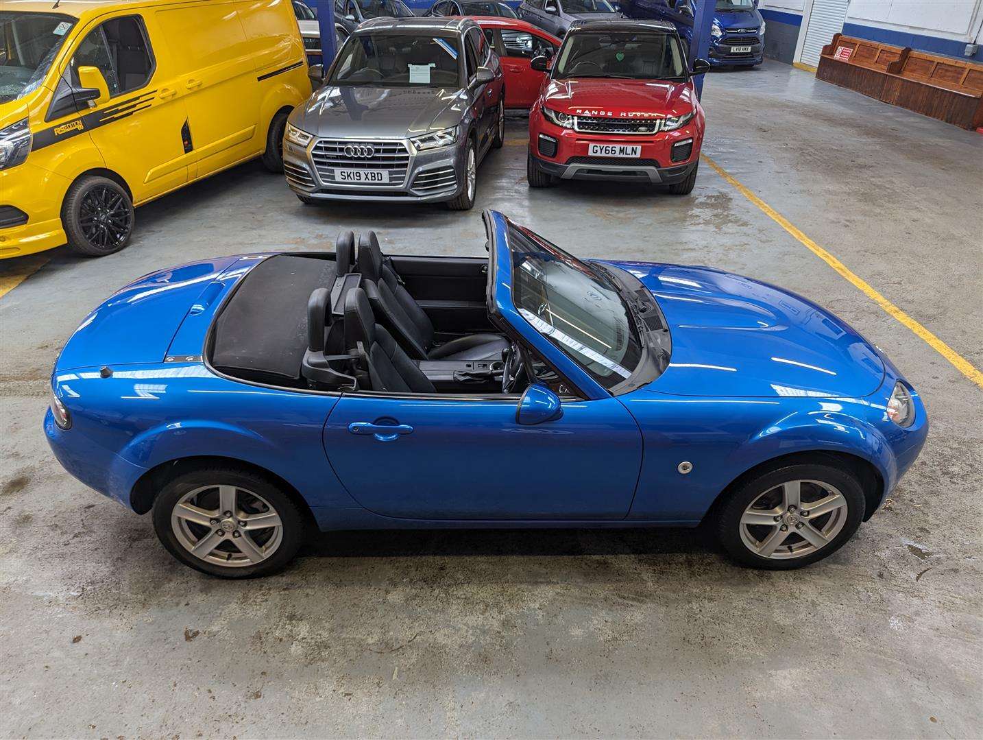 <p>2006 MAZDA MX-5</p>