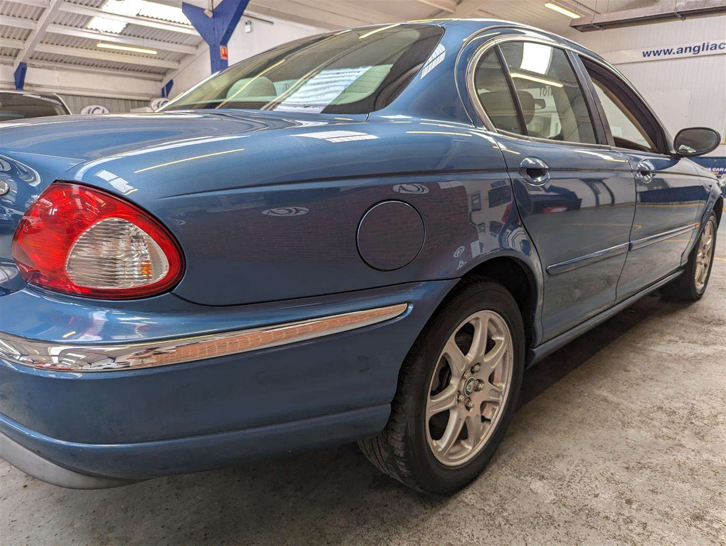 <p>2002 JAGUAR X-TYPE V6</p>