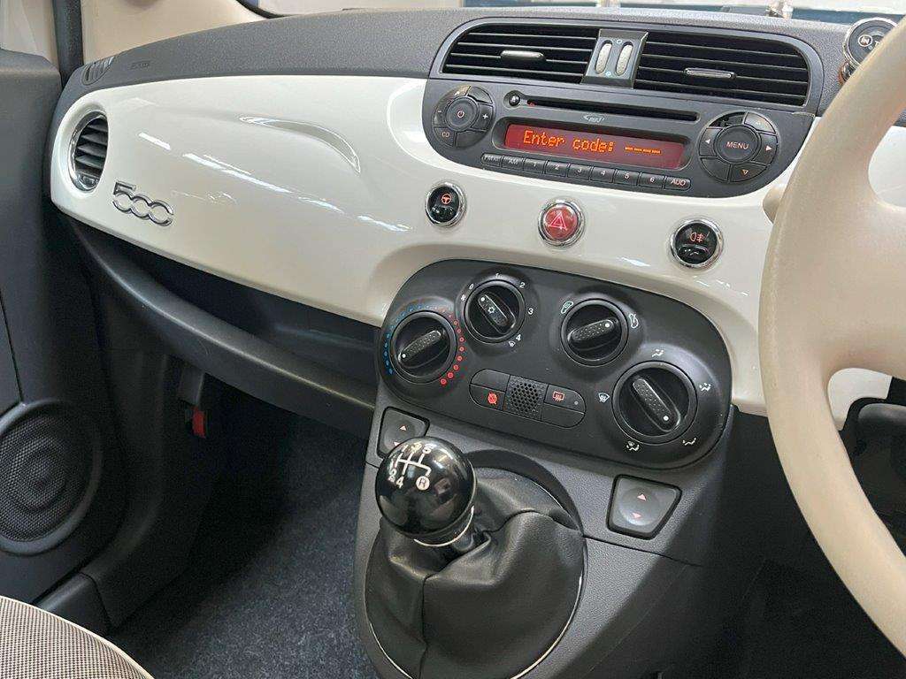 <p>2015 FIAT 500 LOUNGE</p>